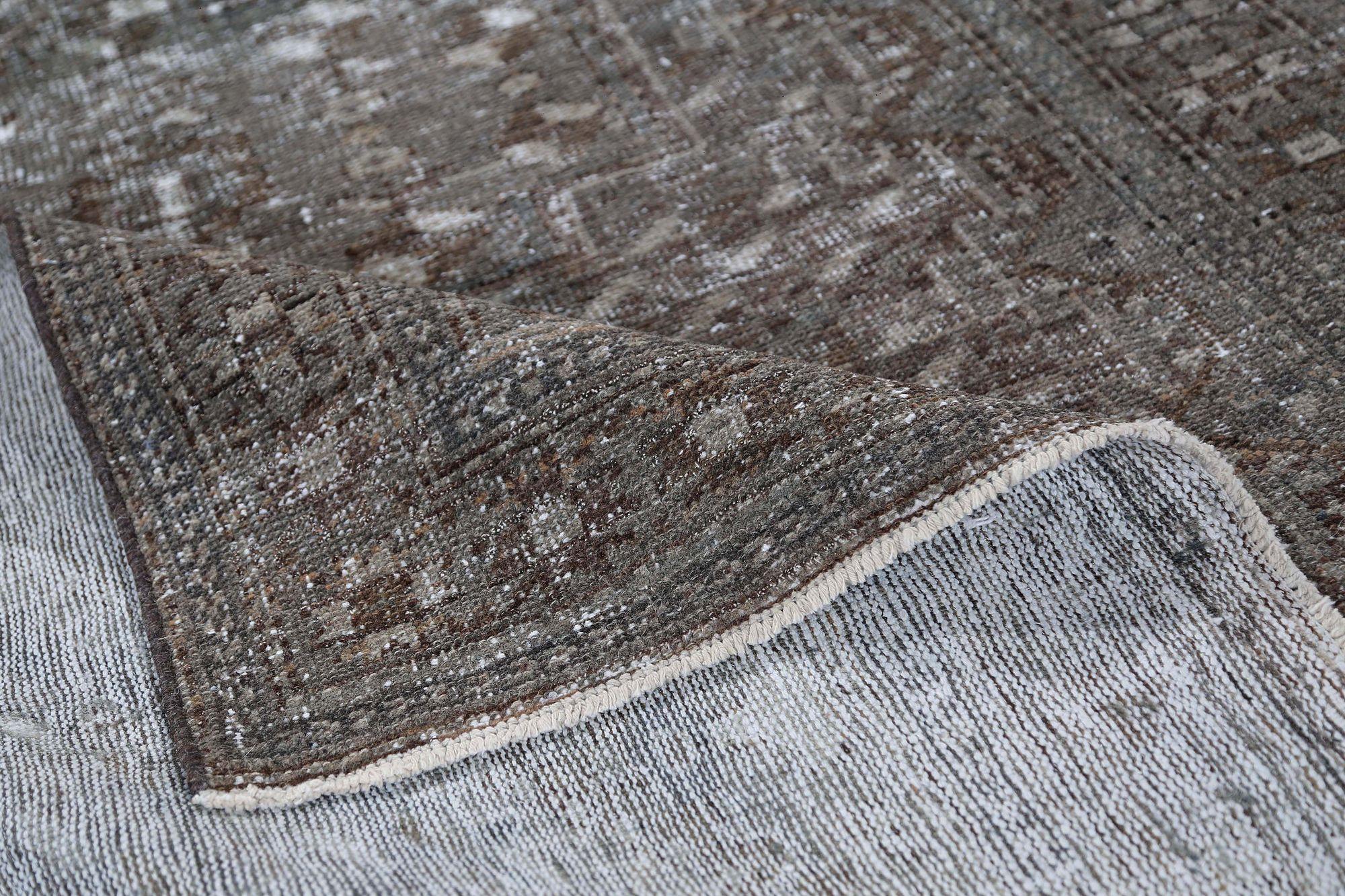 Entdecken Sie die Eleganz des persischen Mahal mit dem kleinen Teppich CIRCA 1880. Dieses exklusive Design aus Wolle und Braun ist perfekt, um Ihren Raum zu verschönern.