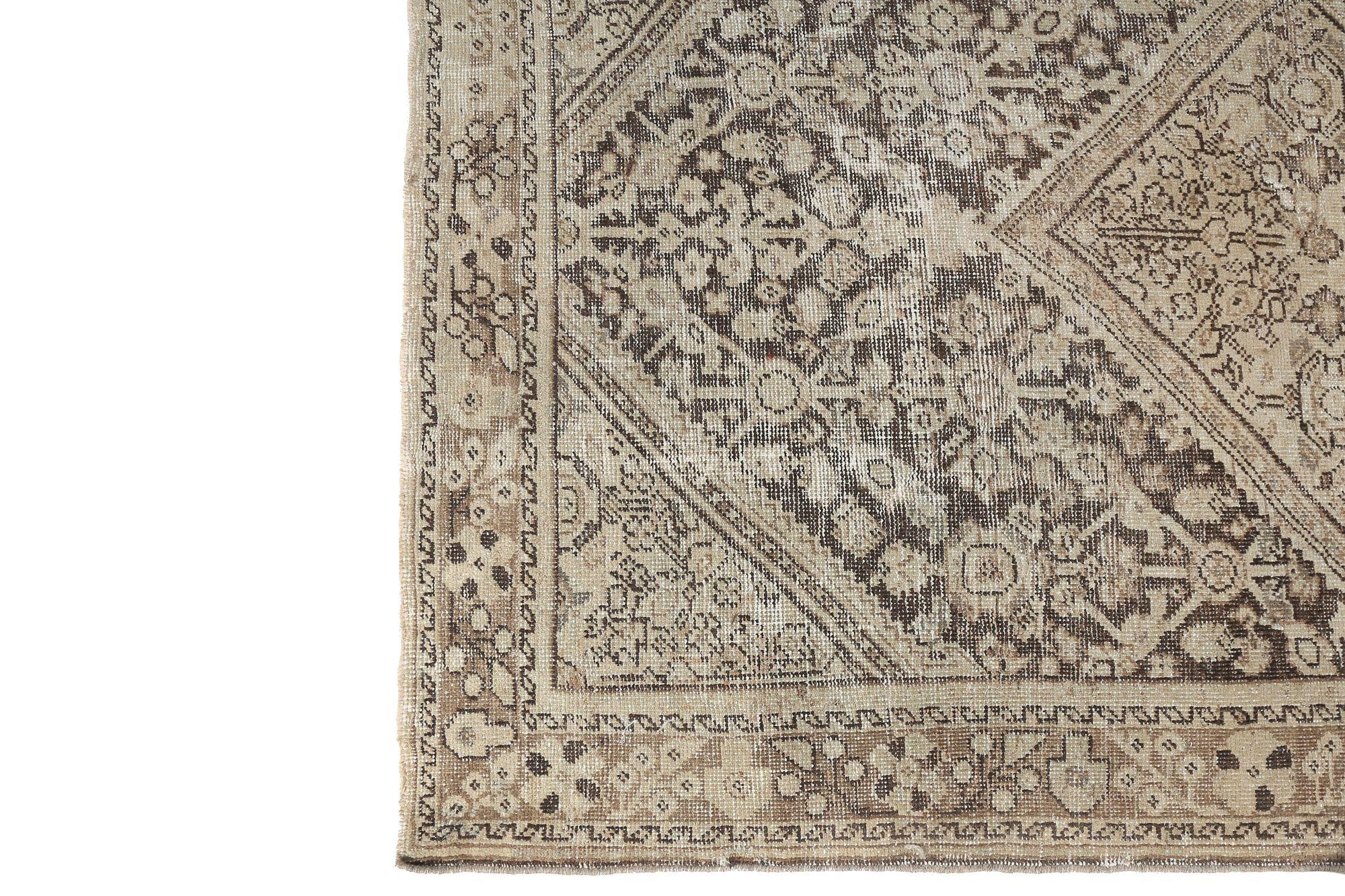 Scopri l'eleganza del Tappeto persiano Mahal di piccole dimensioni del 1910. Progettato in lana e marrone-avorio, questo design esclusivo è perfetto per valorizzare il tuo spazio.