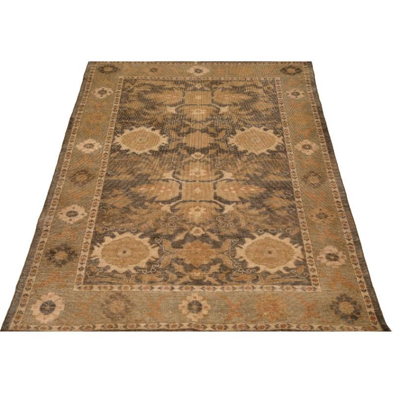Entdecken Sie die Eleganz des persischen Mahal mit dem kleinen Teppich CIRCA 1910. Dieses exklusive Design aus Wolle und Braun-Elfenbein-Gelb ist perfekt, um Ihren Raum zu verschönern.