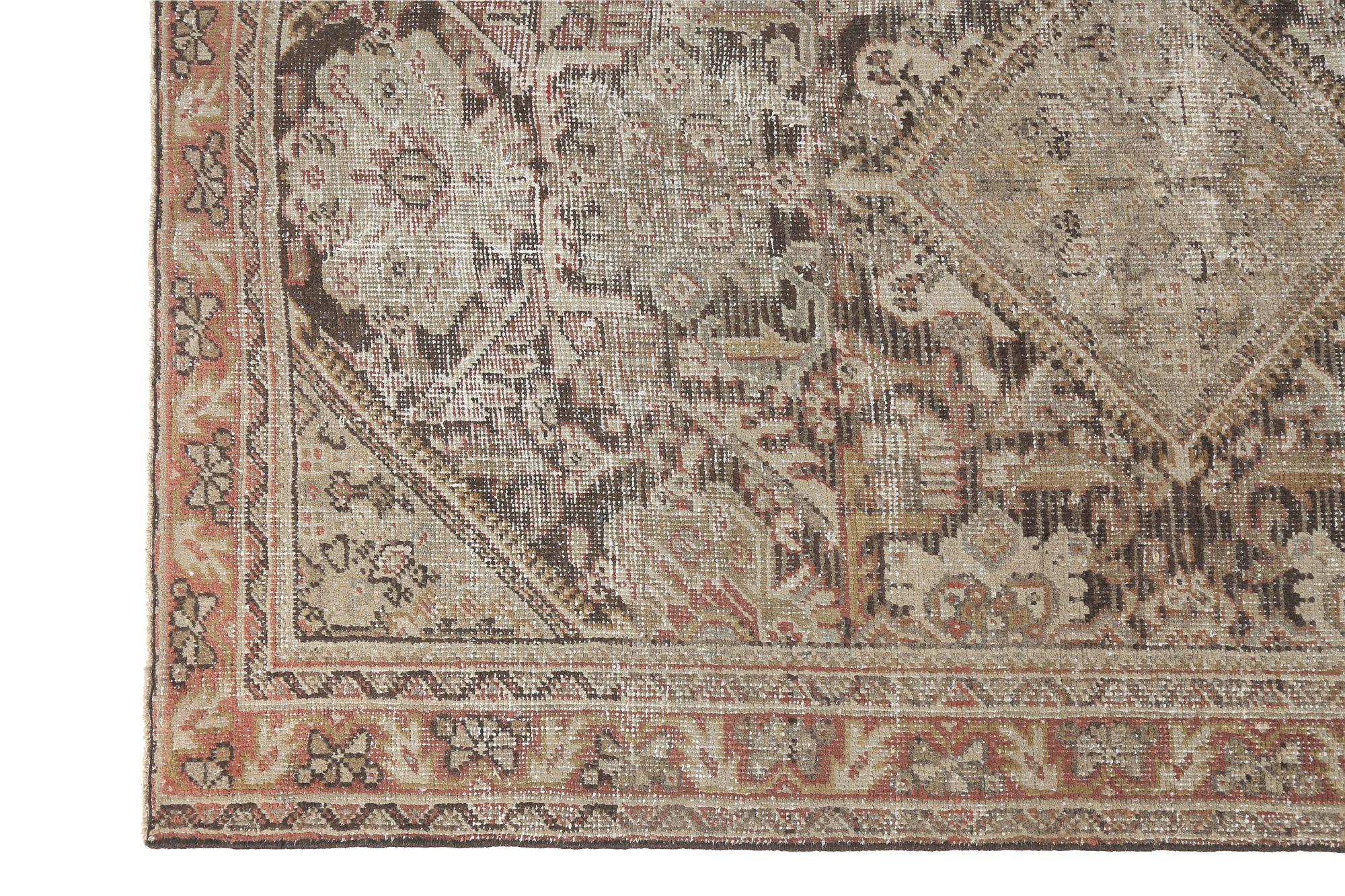 Scopri l'eleganza del Tappeto persiano Mahal di piccole dimensioni del 1910. Progettato con lana e BrownRed, questo design esclusivo è perfetto per valorizzare il tuo spazio.