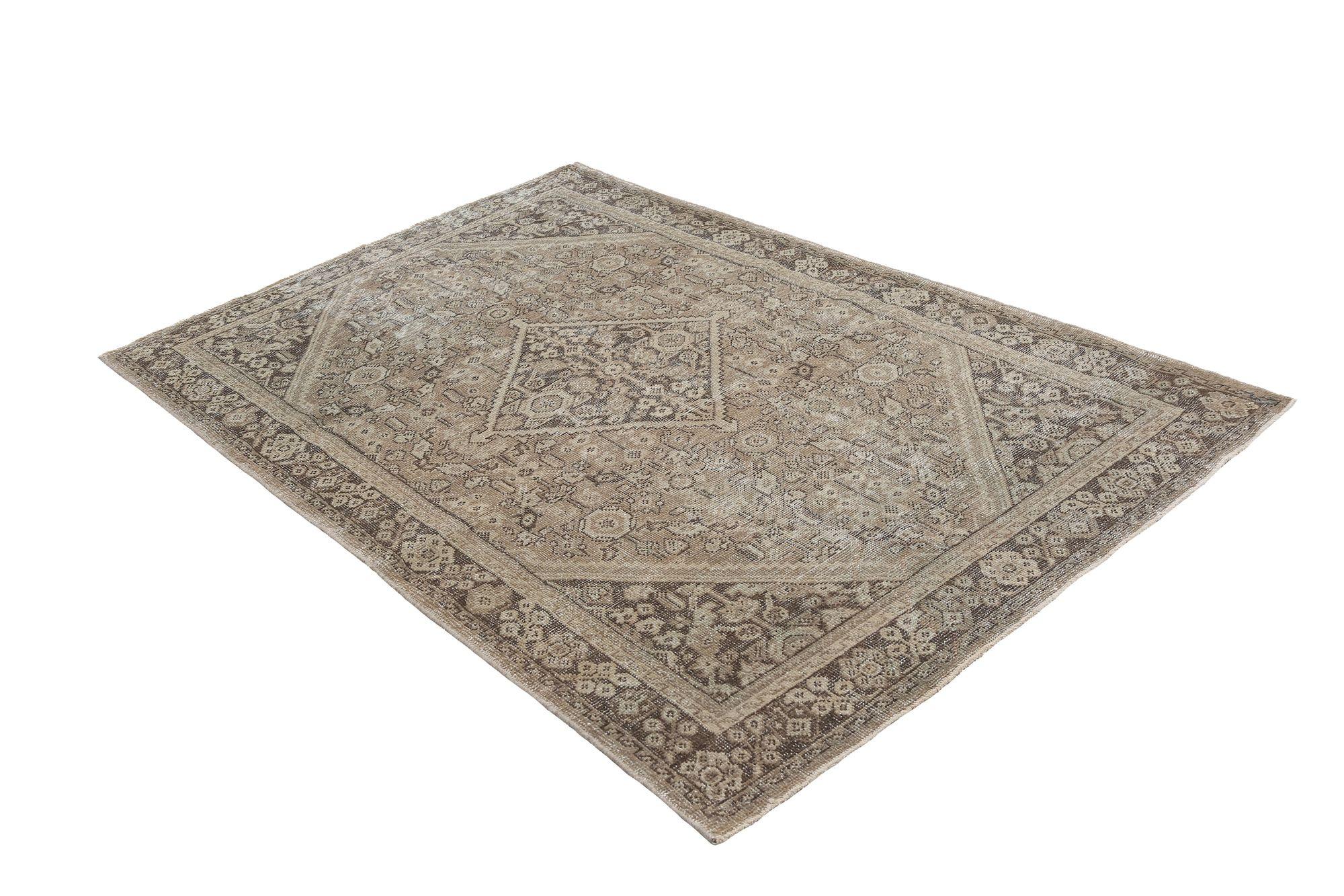 Entdecken Sie die Eleganz des persischen Mahal mit dem kleinen Teppich CIRCA 1880. Dieses exklusive Design aus Wolle und BrownTaupe ist perfekt, um Ihren Raum zu verschönern.