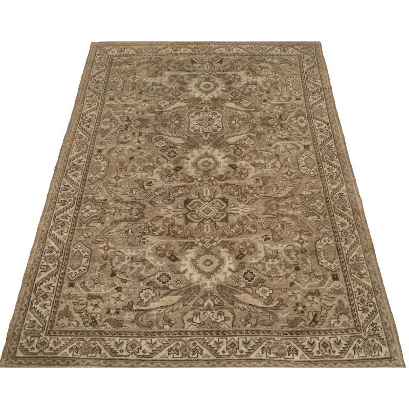 Scopri l'eleganza del Tappeto persiano Mahal di piccole dimensioni del 1910. Progettato con lana e IvoryTaupe, questo design esclusivo è perfetto per valorizzare il tuo spazio.