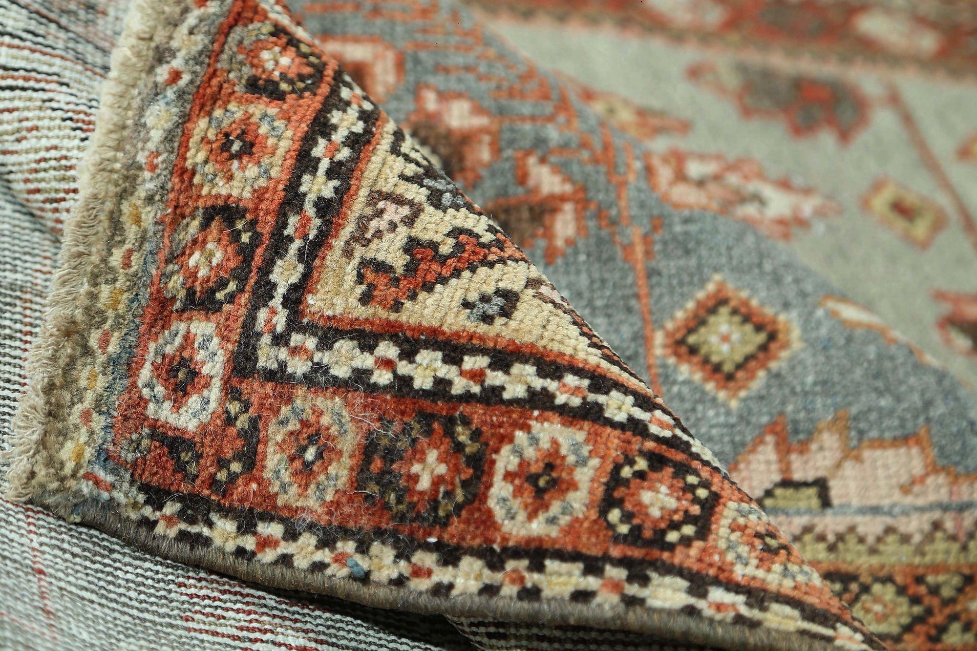 Entdecken Sie die Eleganz des persischen Mahal mit dem kleinen Teppich CIRCA 1910. Dieses exklusive Design aus Wolle und Hellblau ist perfekt, um Ihren Raum zu verschönern.