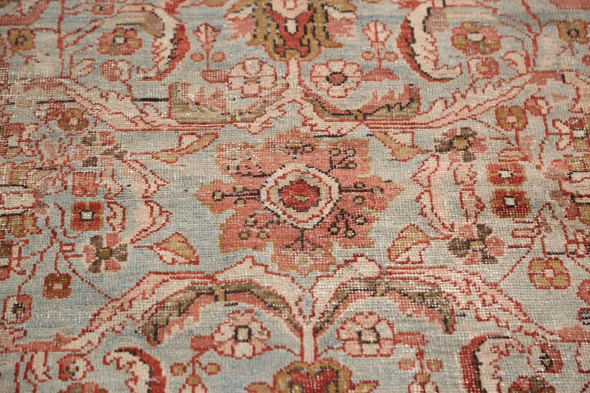 Entdecken Sie die Eleganz des persischen Mahal mit dem kleinen Teppich CIRCA 1910. Dieses exklusive Design aus Wolle und Light BluePink ist perfekt, um Ihren Raum zu verschönern.