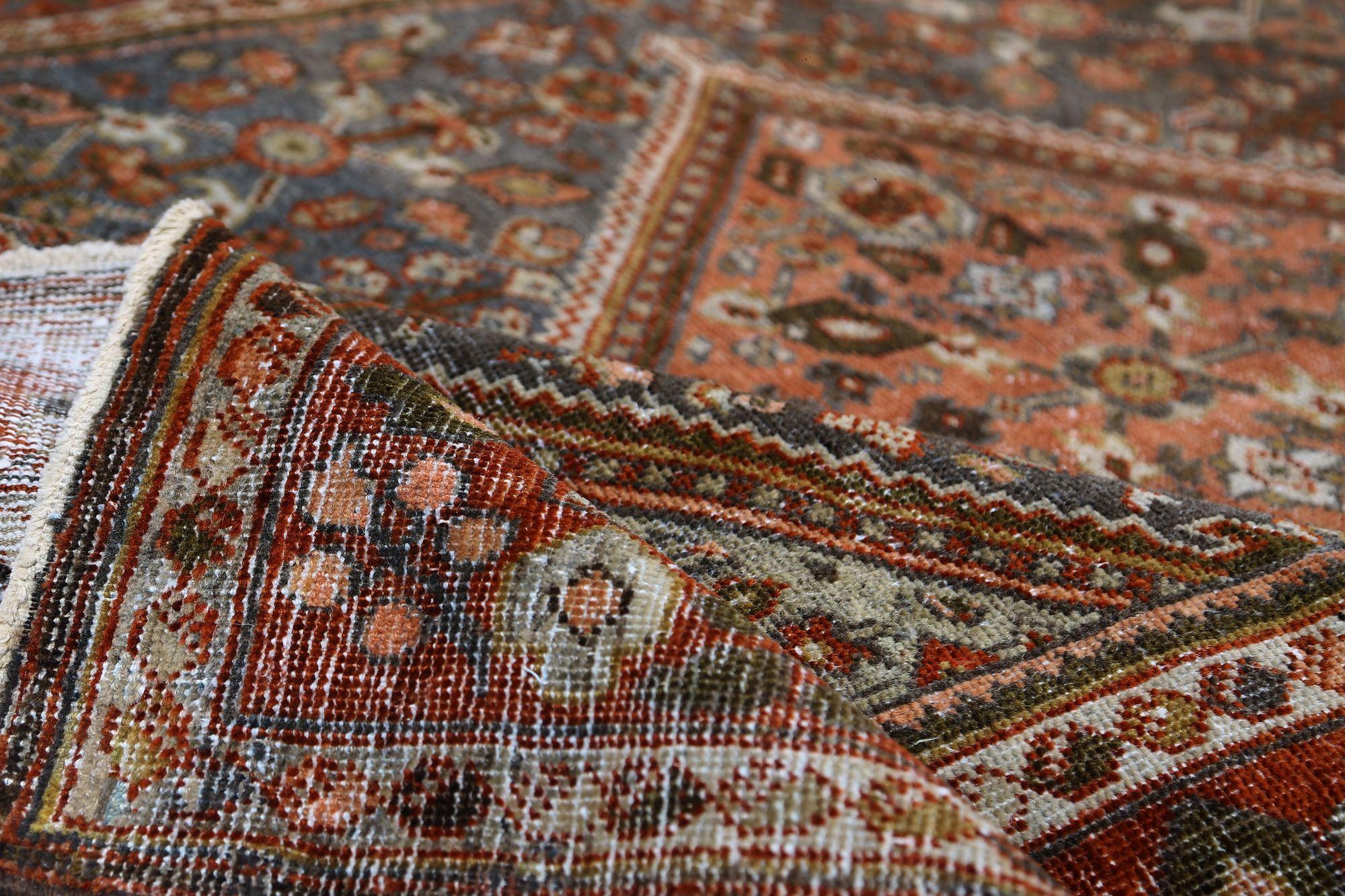 Entdecken Sie die Eleganz des persischen Mahal mit dem kleinen Teppich CIRCA 1880. Dieses exklusive Design aus Wolle und Marineblau-Rot ist perfekt, um Ihren Raum zu verschönern.