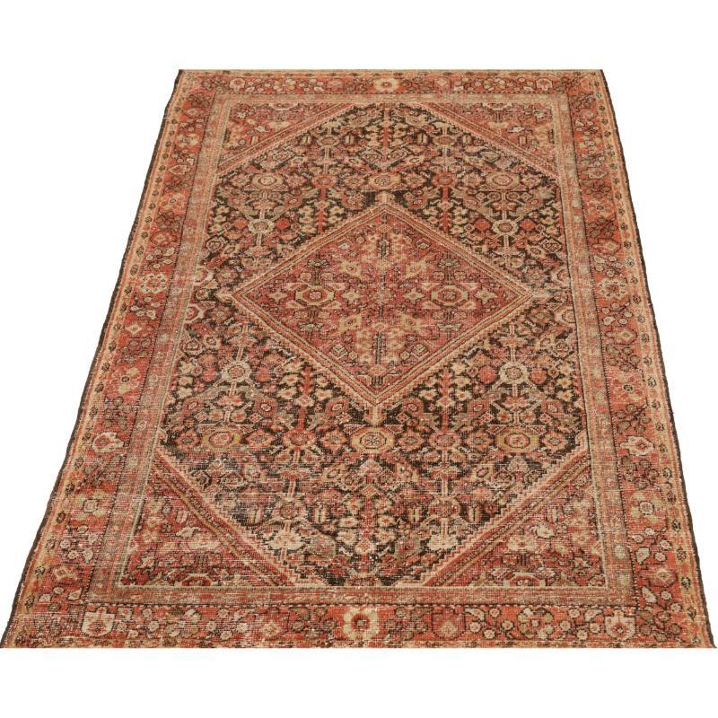Découvrez l'élégance du Persian Mahal avec son petit tapis datant de 1910. Conçu avec de la laine et du rouge, ce design exclusif est parfait pour mettre en valeur votre espace.