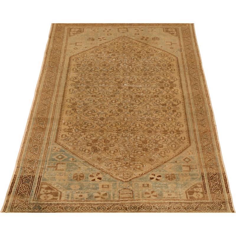 Scopri l'eleganza del Tappeto persiano Mahal di piccole dimensioni del 1910. Progettato in lana e taupe, questo design esclusivo è perfetto per valorizzare il tuo spazio.
