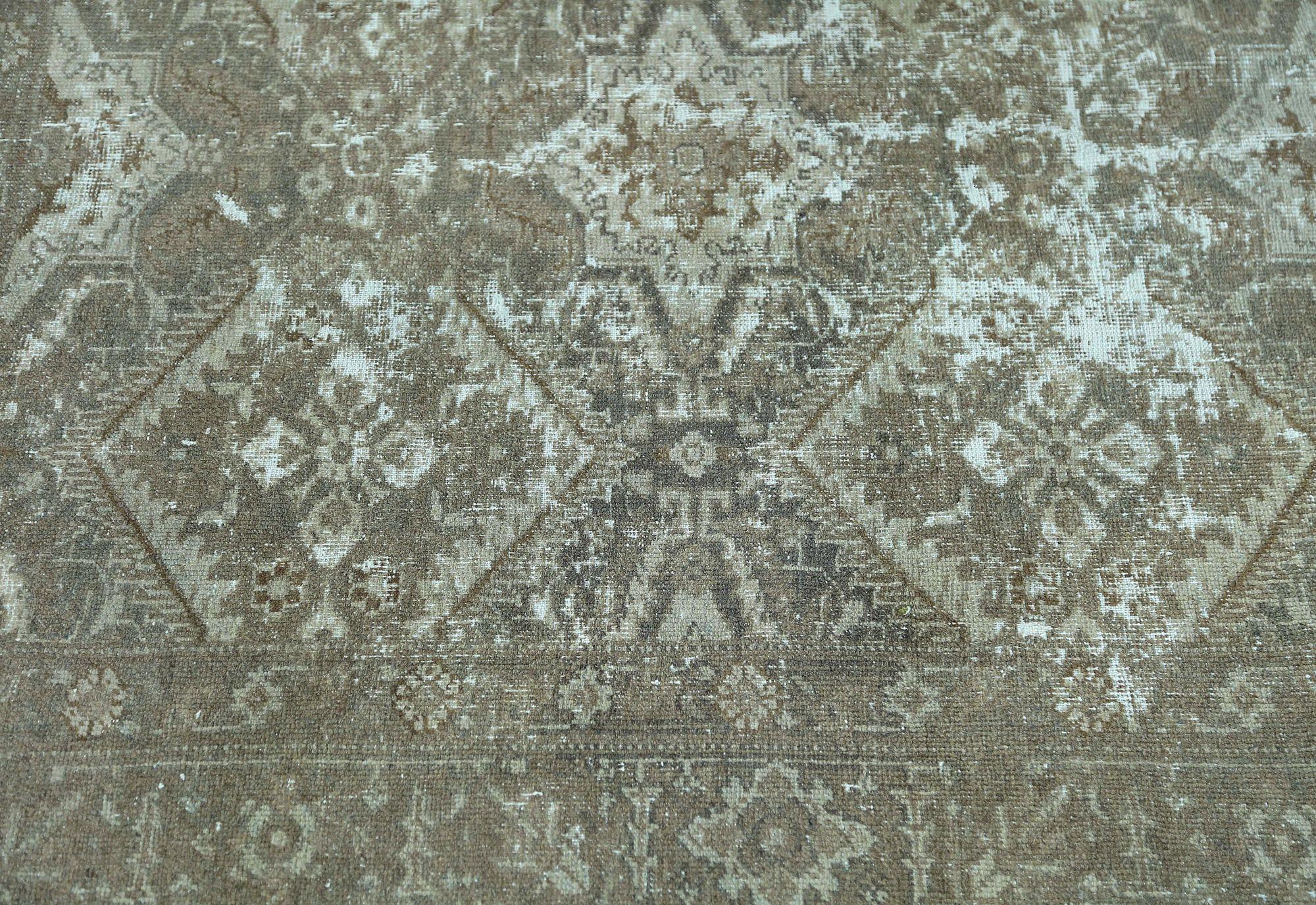 Entdecken Sie die Eleganz des persischen Mahal mit dem kleinen Teppich CIRCA 1880. Dieses exklusive Design aus Wolle und Taupe ist perfekt, um Ihren Raum zu verschönern.