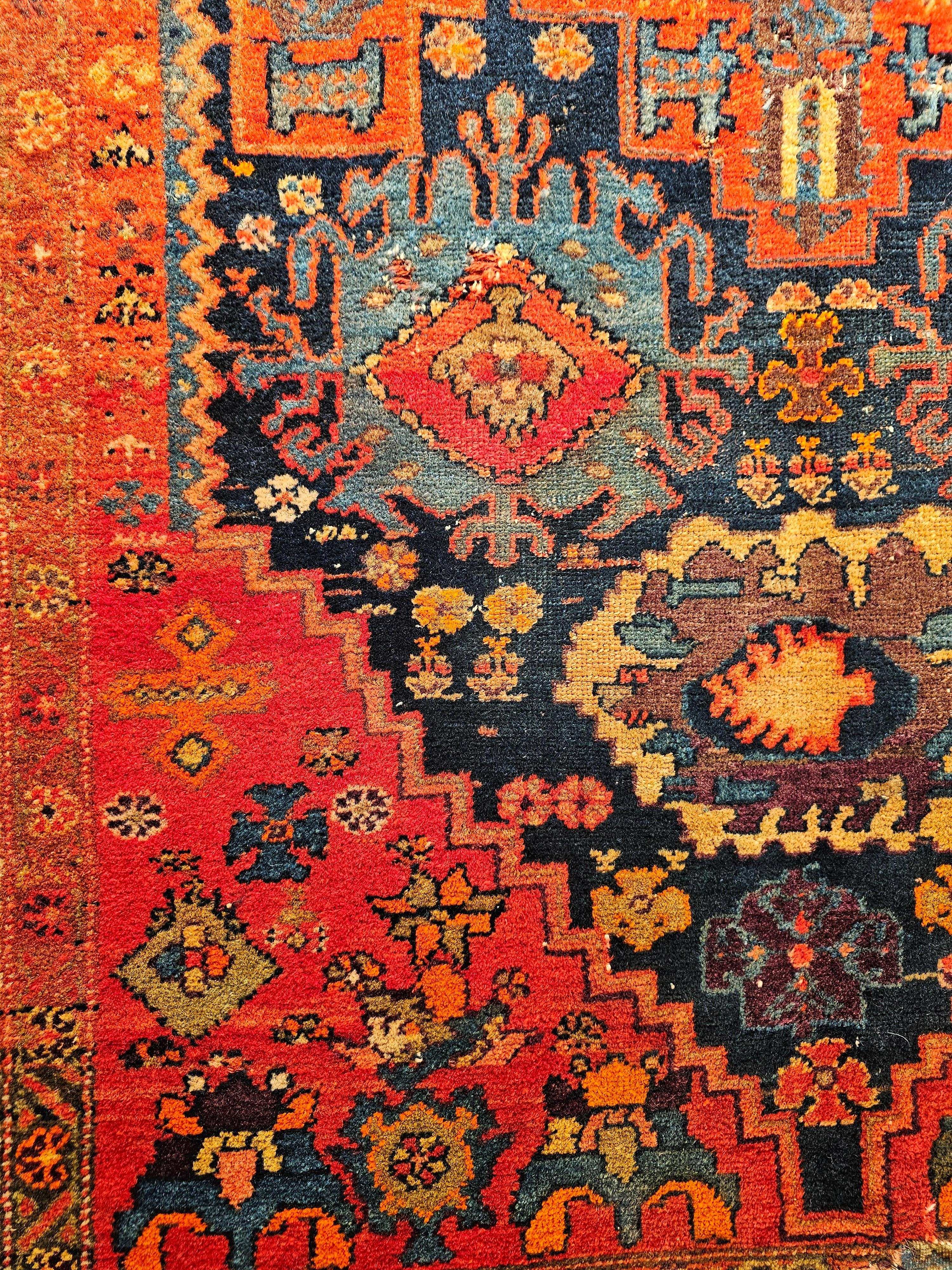 Persischer Malayer-Teppich im geometrischen Design in Rot, Blau, Elfenbein (Wolle) im Angebot
