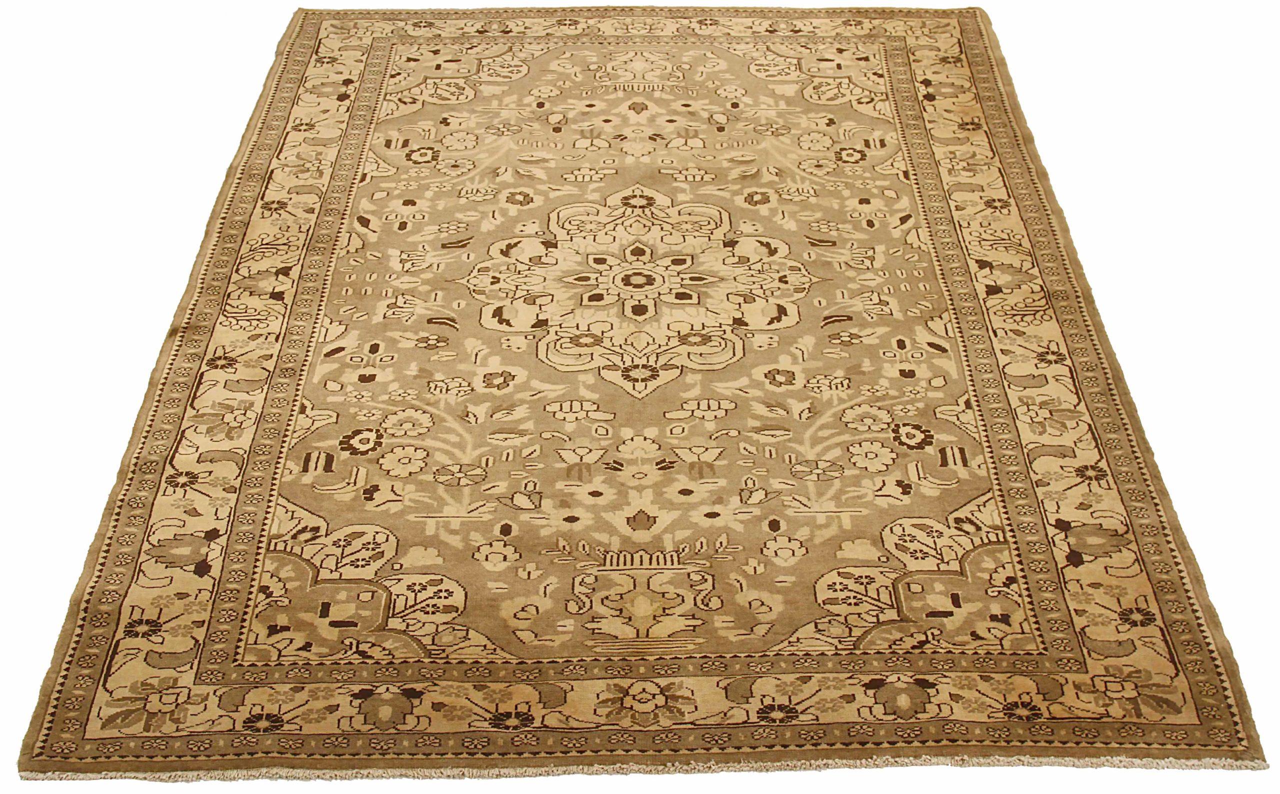 Scopri l'eleganza del tappeto persiano Malayer (rotondo) del 1880. Progettato con lana e marrone-avorio-tortora, questo design esclusivo è perfetto per valorizzare il tuo spazio.