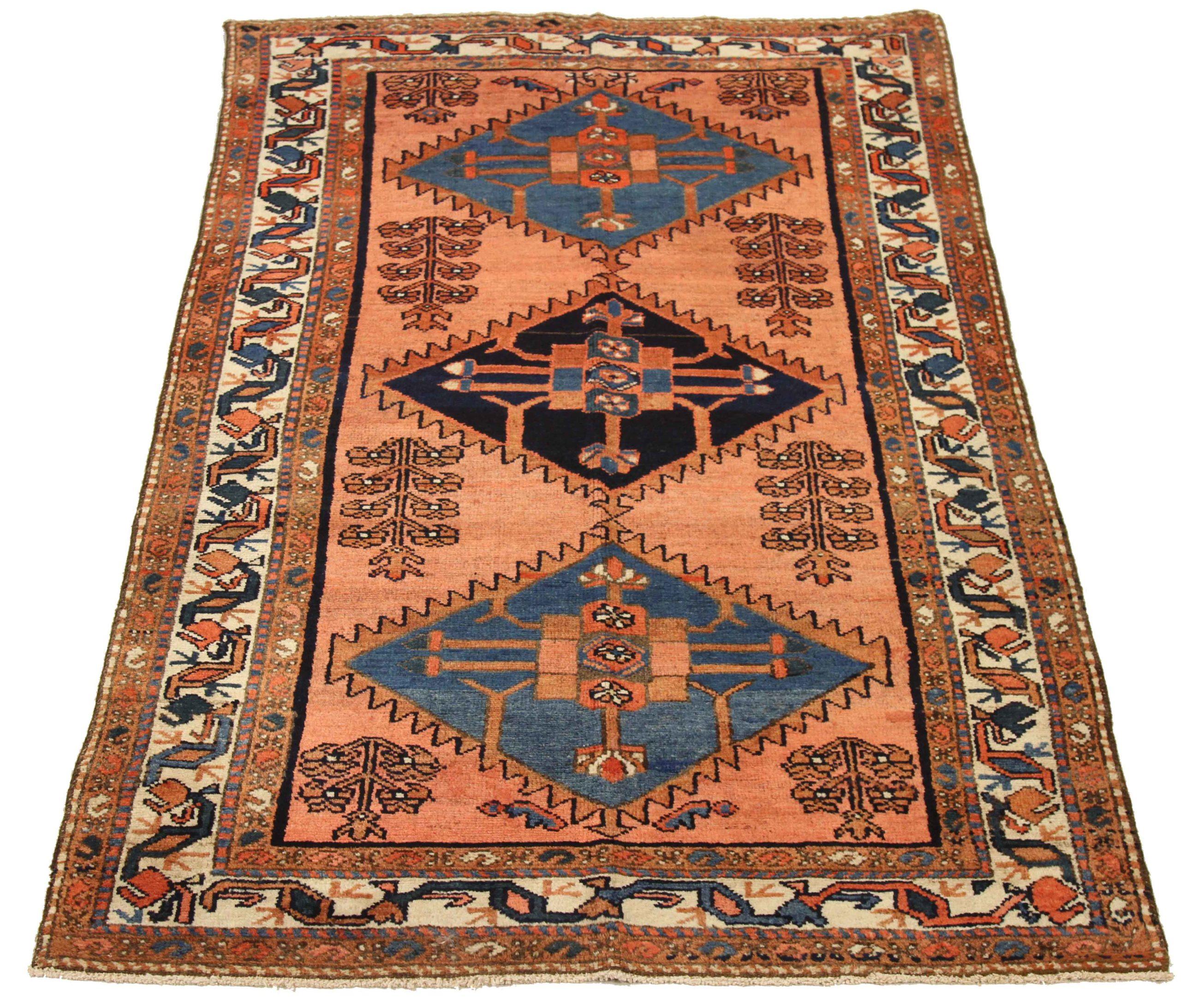Scopri l'eleganza dei Malayer persiani con i tappeti d'area CIRCA 1880. Progettato con una meticolosa attenzione ai dettagli, questo design esclusivo è perfetto per valorizzare il tuo spazio.