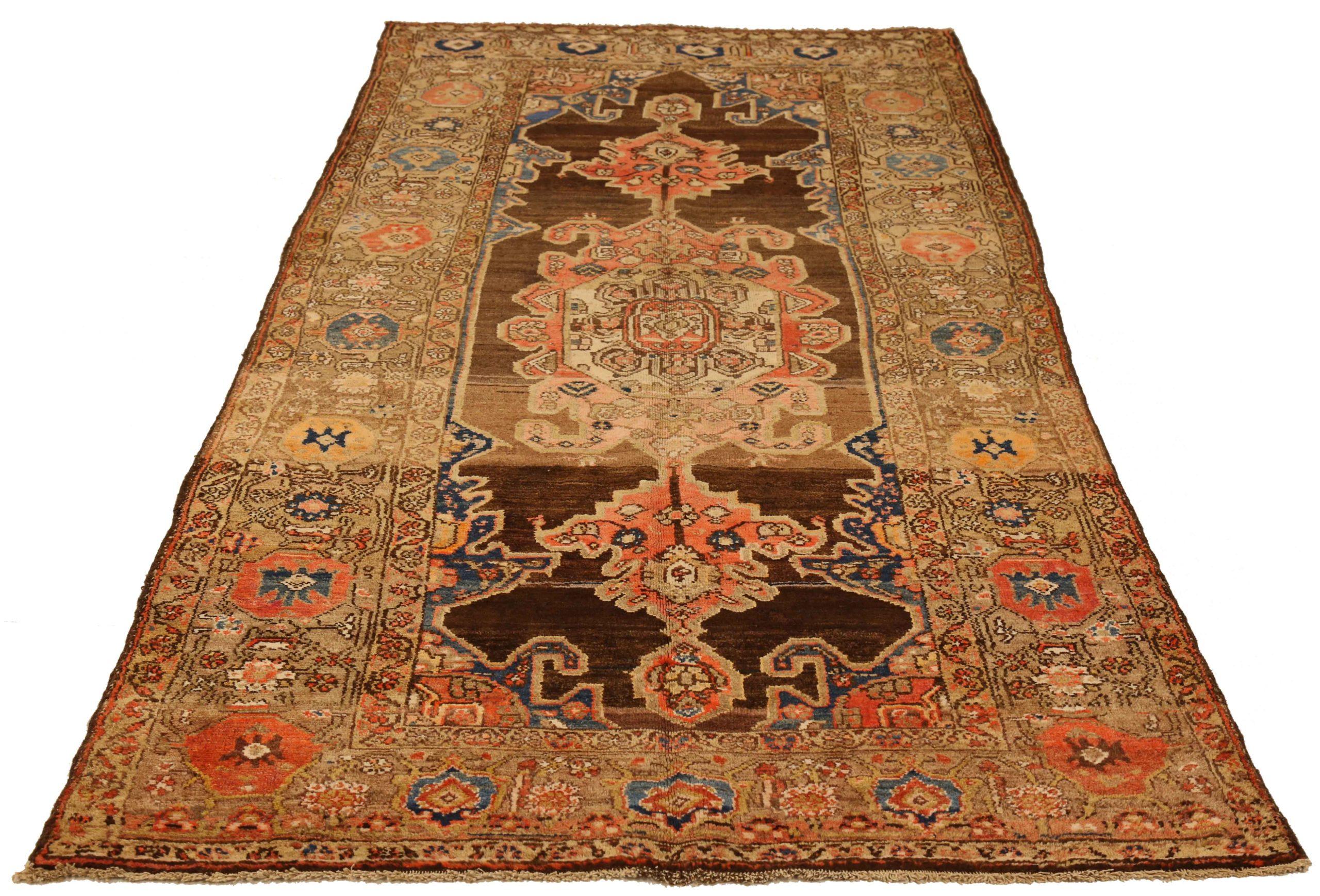 Scopri l'eleganza dei Malayer persiani con i tappeti d'area CIRCA 1880. Progettato con una meticolosa attenzione ai dettagli, questo design esclusivo è perfetto per valorizzare il tuo spazio.