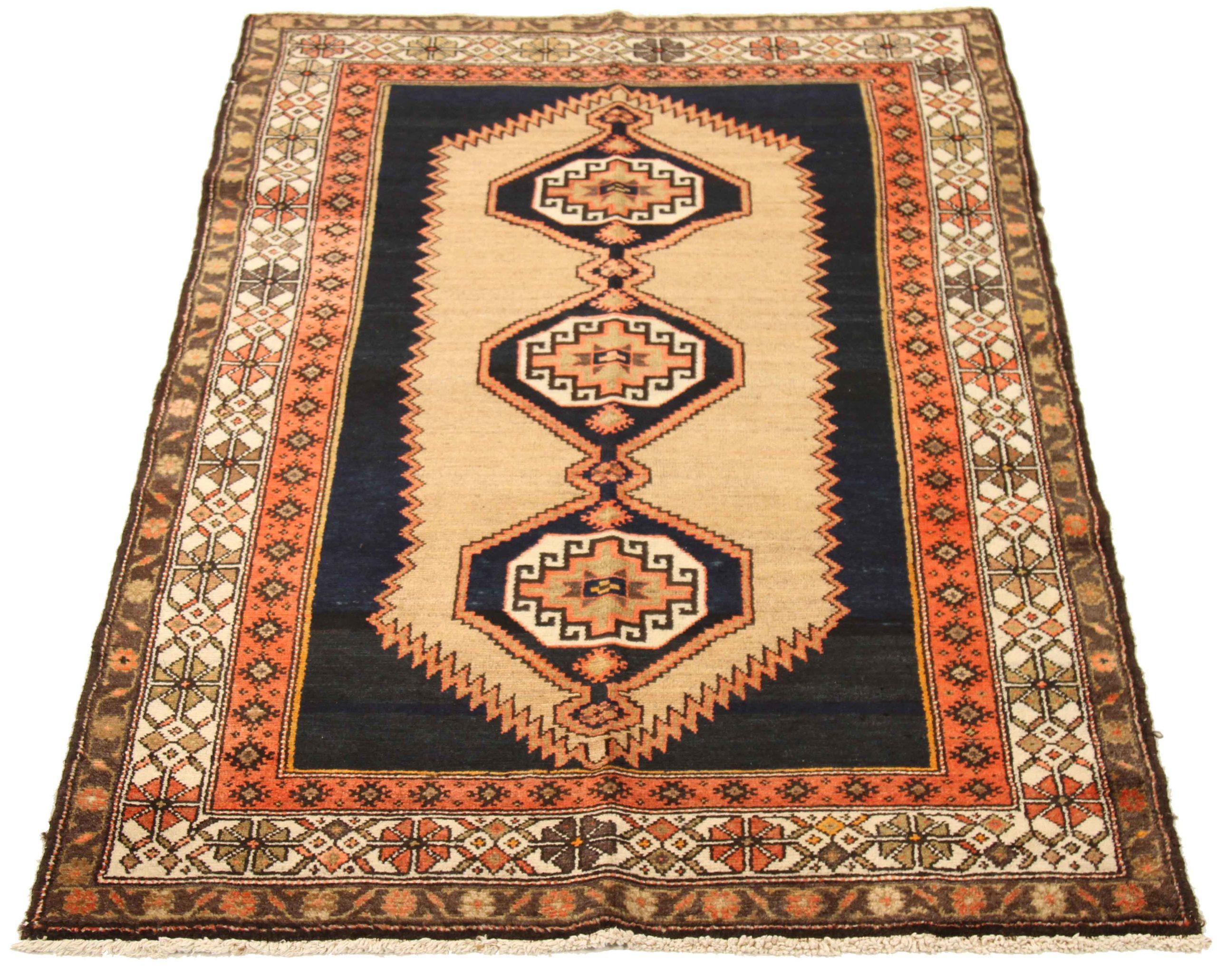 Scopri l'eleganza dei Malayer persiani con i tappeti d'area CIRCA 1880. Progettato con una meticolosa attenzione ai dettagli, questo design esclusivo è perfetto per valorizzare il tuo spazio.