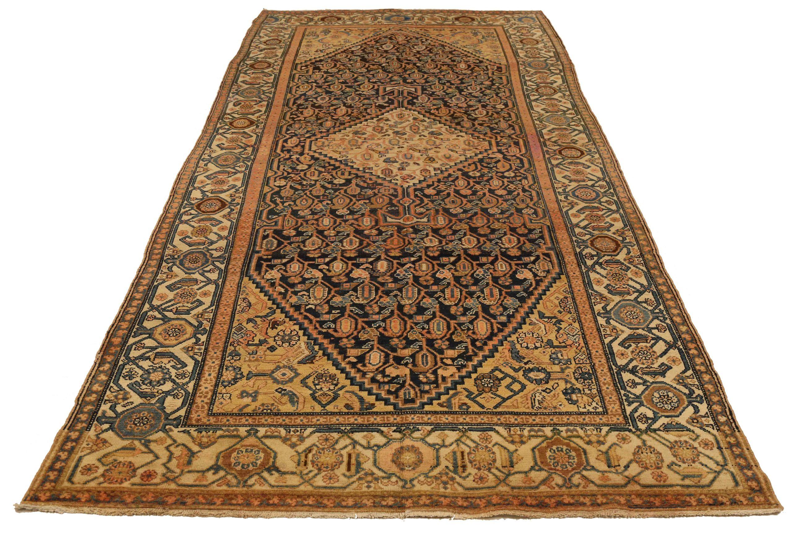 Découvrez l'élégance des tapis persans Malayer avec des tapis de zone datant de 1880. Conçu avec une attention méticuleuse aux détails, ce design exclusif est parfait pour mettre en valeur votre espace.
