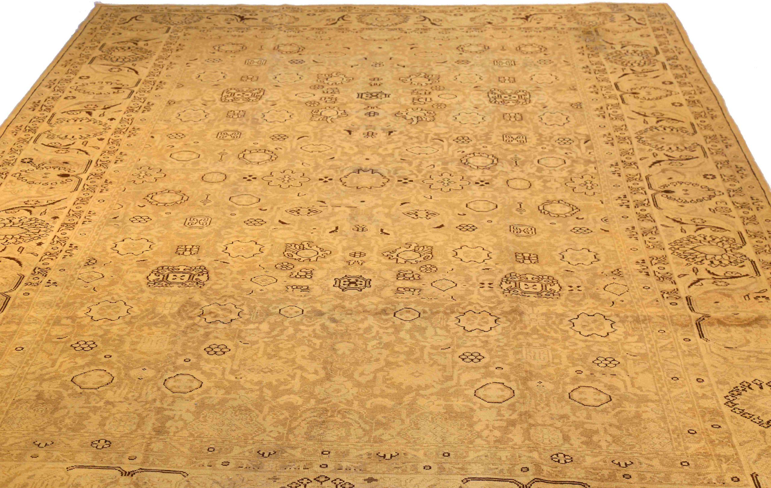 Découvrez l'élégance des tapis persans Malayer avec des tapis de zone datant de 1880. Conçu avec une attention méticuleuse aux détails, ce design exclusif est parfait pour mettre en valeur votre espace.