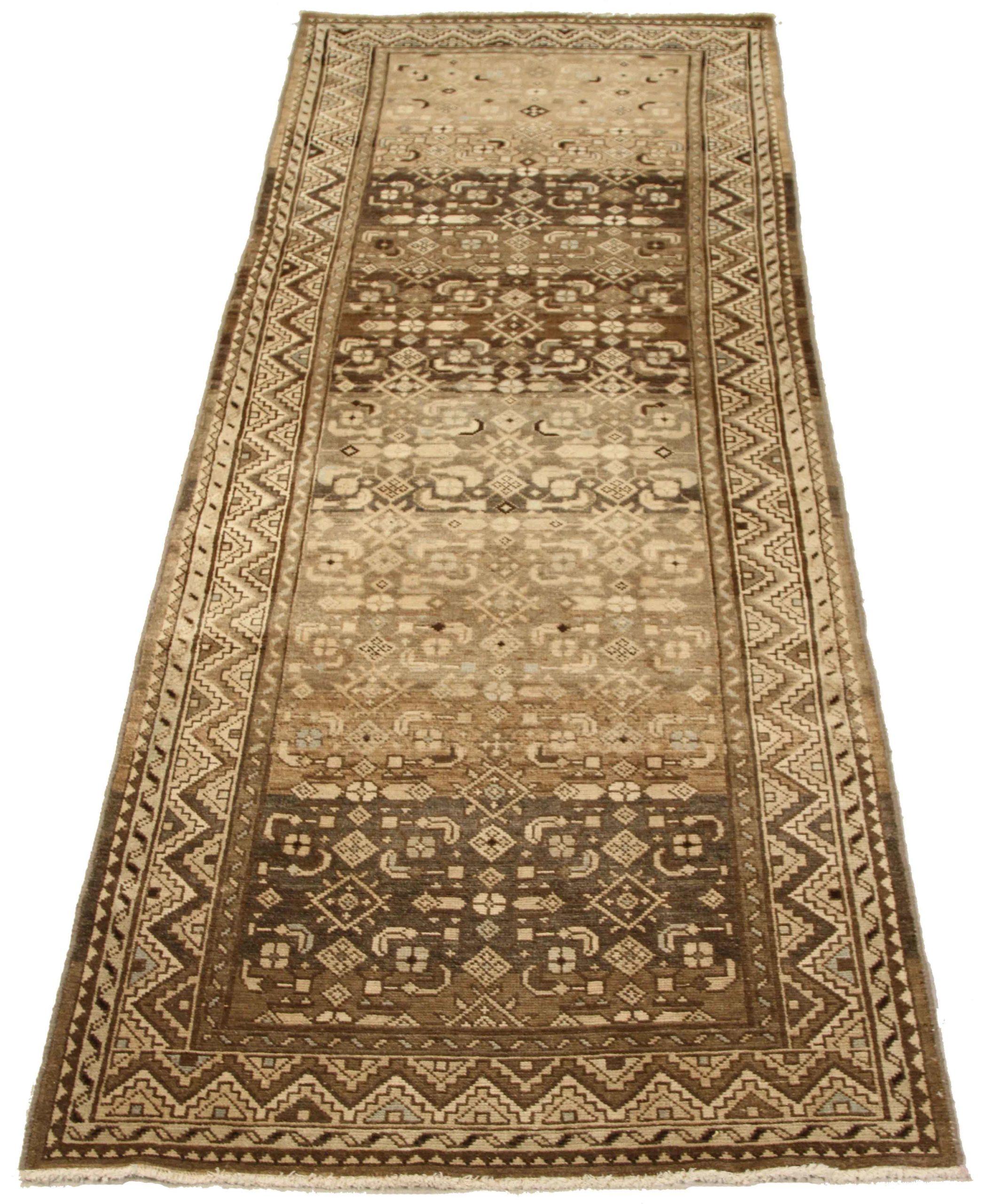 Entdecken Sie die Eleganz des persischen Malayers mit seinen um 1880 gefertigten Teppichen. Dieses exklusive Design, das mit viel Liebe zum Detail entworfen wurde, ist perfekt, um Ihren Raum zu verschönern.