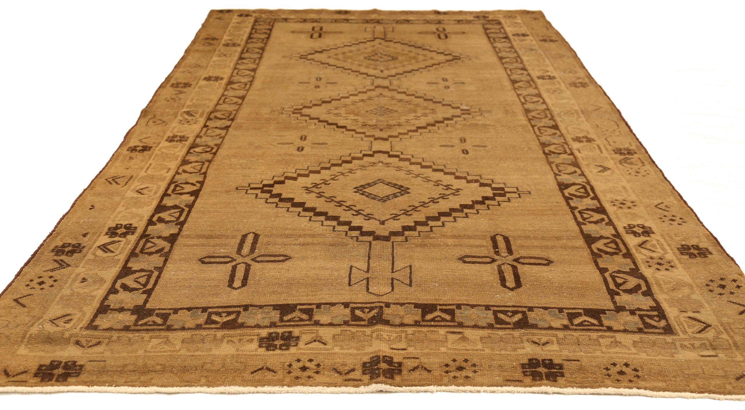 Scopri l'eleganza dei Malayer persiani con i tappeti d'area CIRCA 1880. Progettato con una meticolosa attenzione ai dettagli, questo design esclusivo è perfetto per valorizzare il tuo spazio.