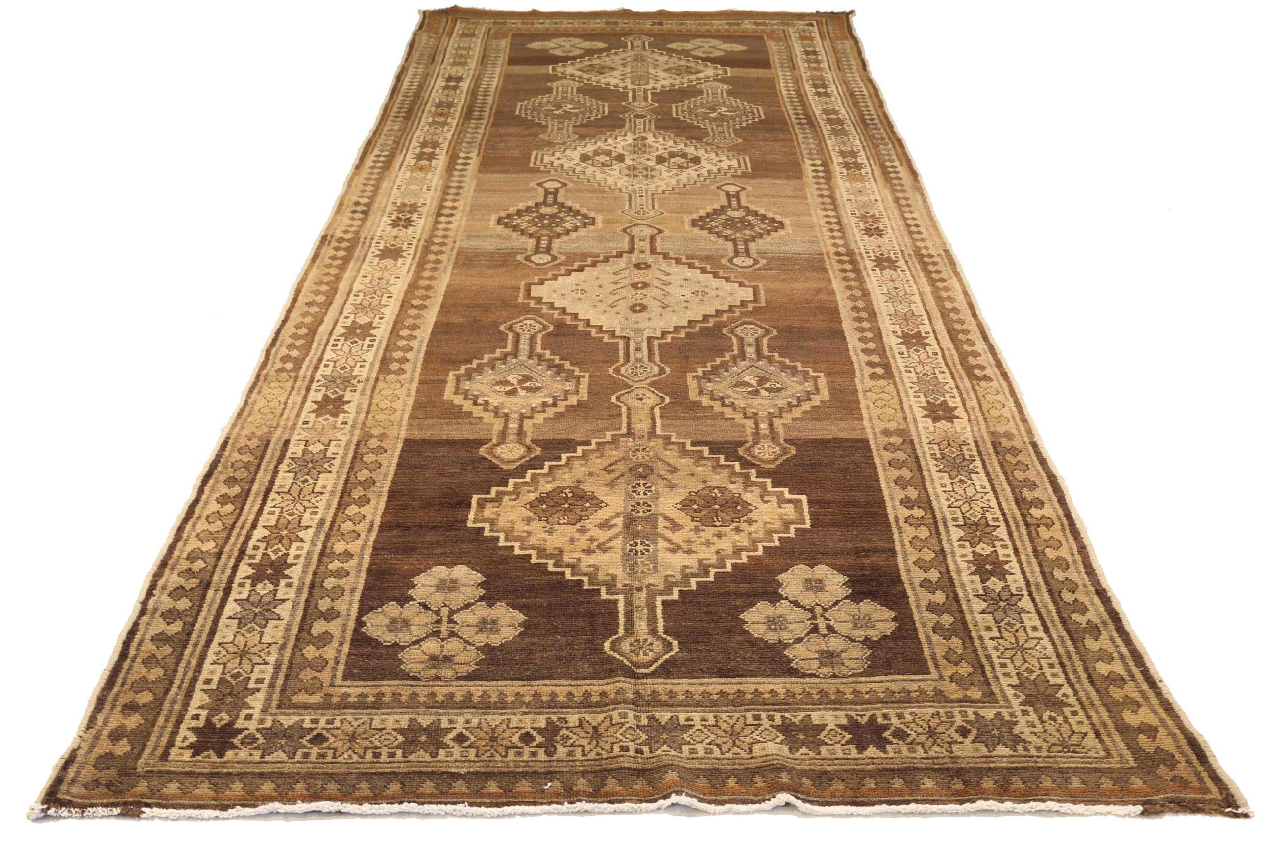 Scopri l'eleganza dei Malayer persiani con i tappeti d'area CIRCA 1880. Progettato con una meticolosa attenzione ai dettagli, questo design esclusivo è perfetto per valorizzare il tuo spazio.
