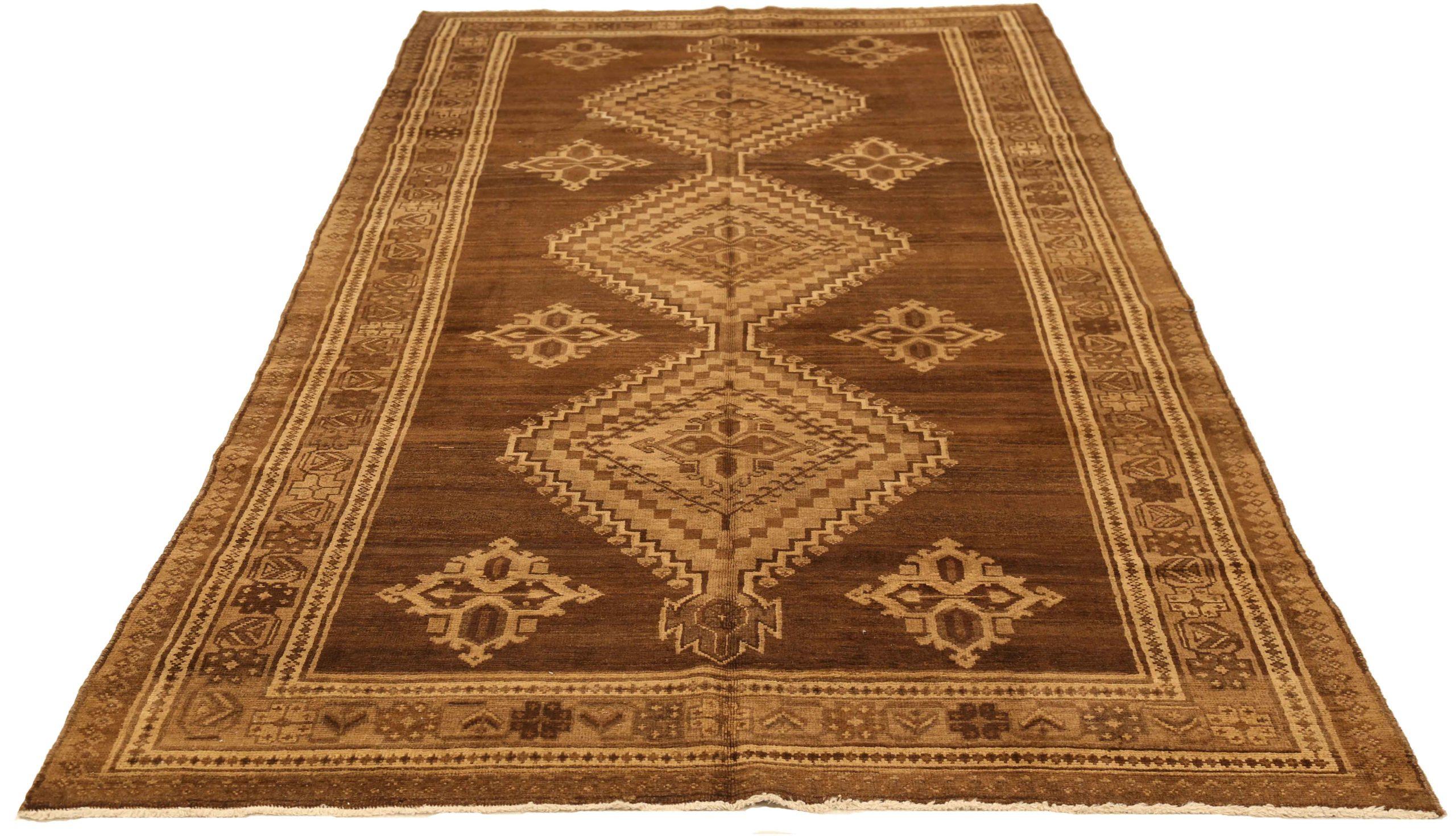 Scopri l'eleganza dei Malayer persiani con i tappeti d'area CIRCA 1880. Progettato con una meticolosa attenzione ai dettagli, questo design esclusivo è perfetto per valorizzare il tuo spazio.