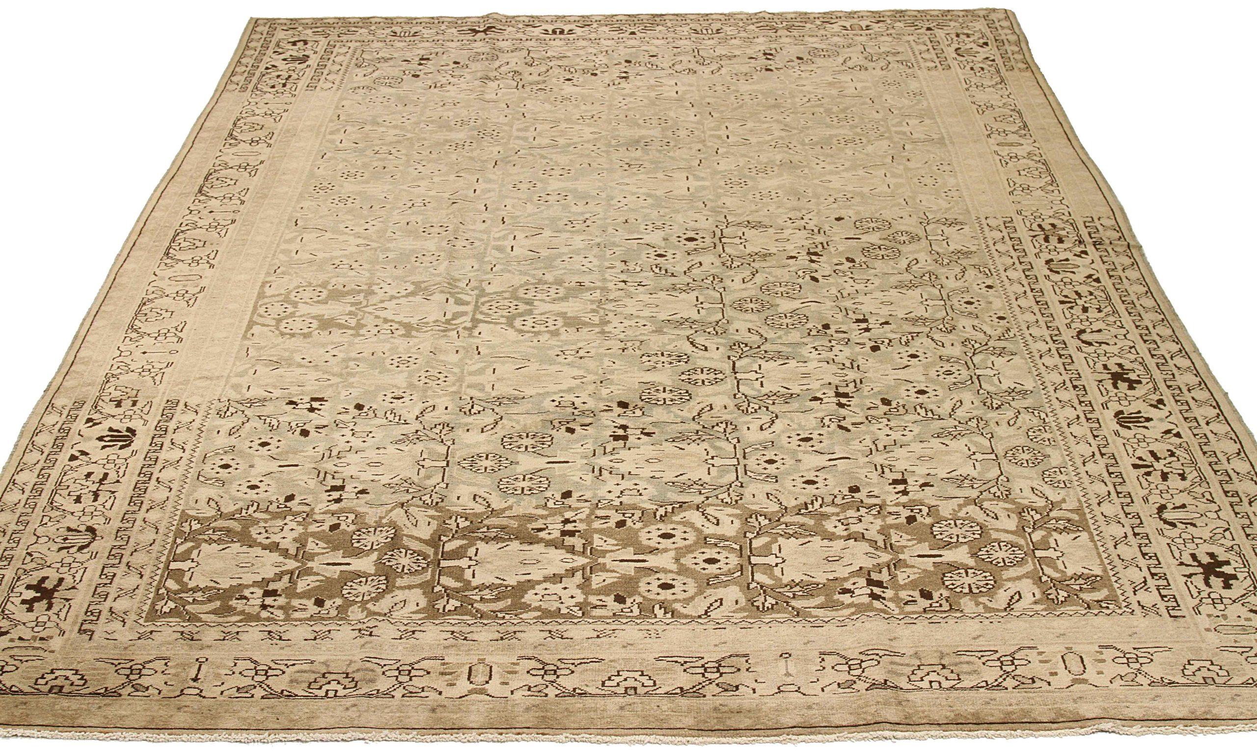 Entdecken Sie die Eleganz des persischen Malayers mit seinen um 1880 gefertigten Teppichen. Dieses exklusive Design, das mit viel Liebe zum Detail entworfen wurde, ist perfekt, um Ihren Raum zu verschönern.