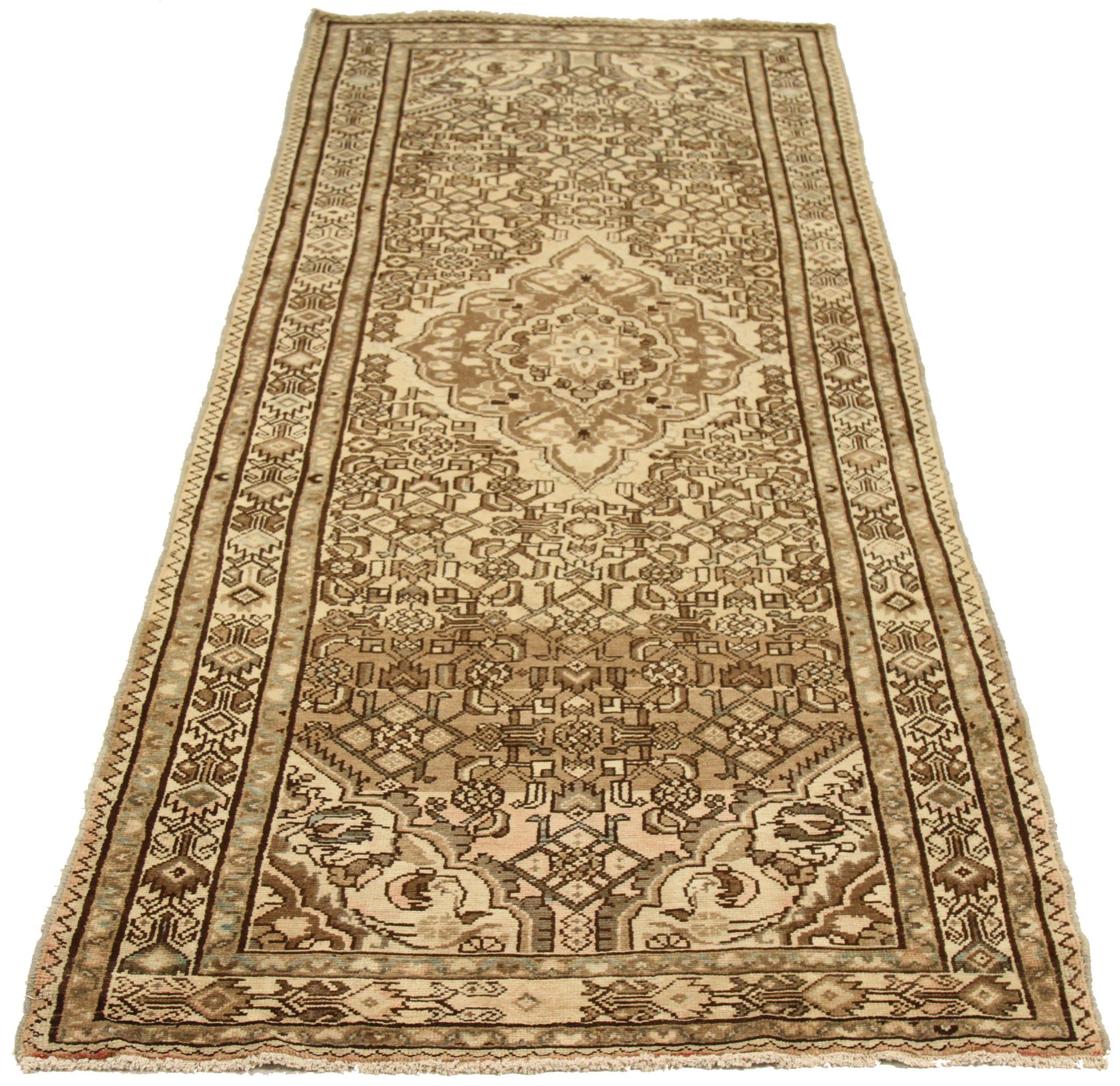 Scopri l'eleganza dei Malayer persiani con i tappeti d'area CIRCA 1880. Progettato con una meticolosa attenzione ai dettagli, questo design esclusivo è perfetto per valorizzare il tuo spazio.