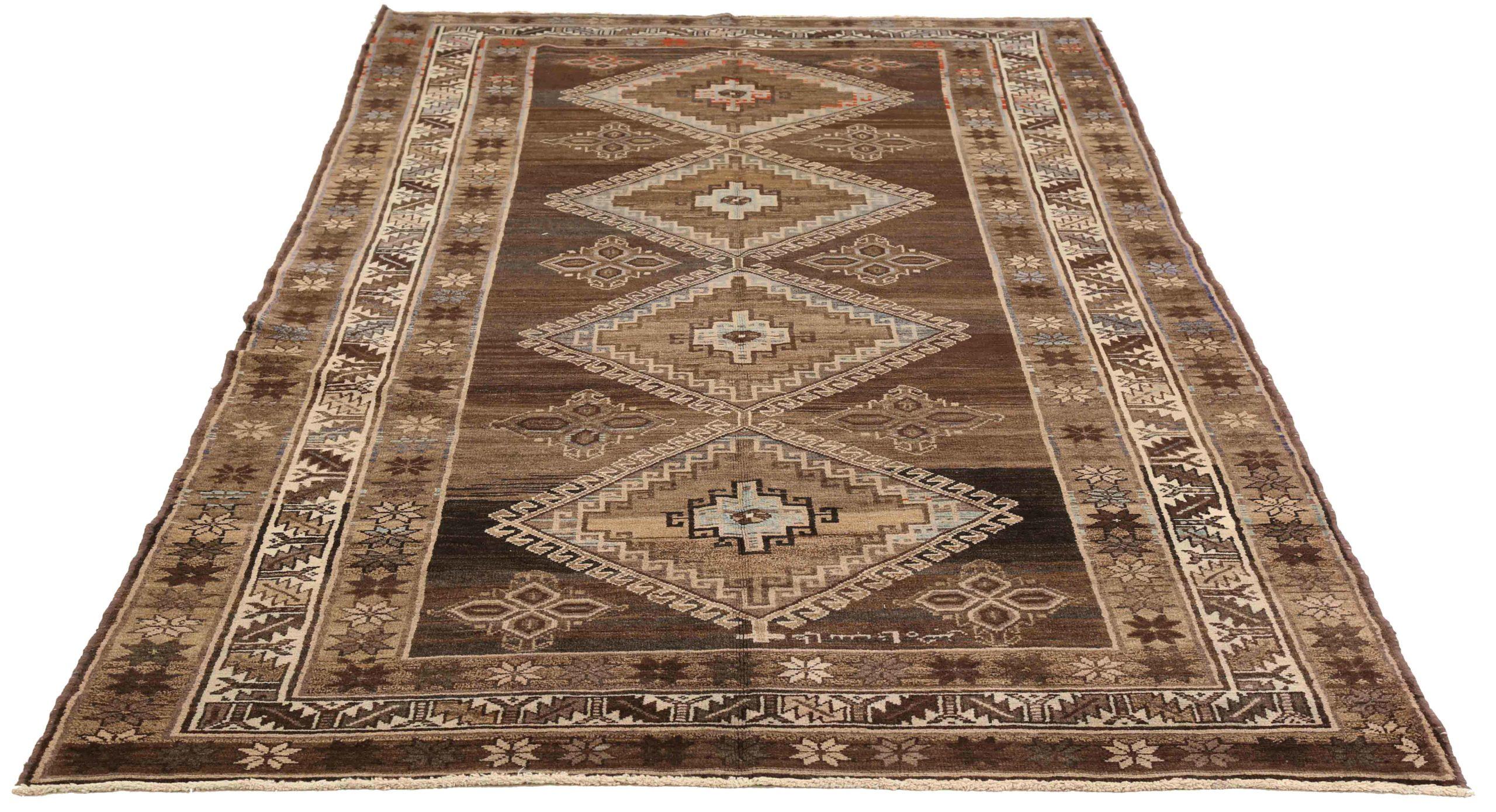 Découvrez l'élégance des tapis persans Malayer avec des tapis de zone datant de 1880. Conçu avec une attention méticuleuse aux détails, ce design exclusif est parfait pour mettre en valeur votre espace.