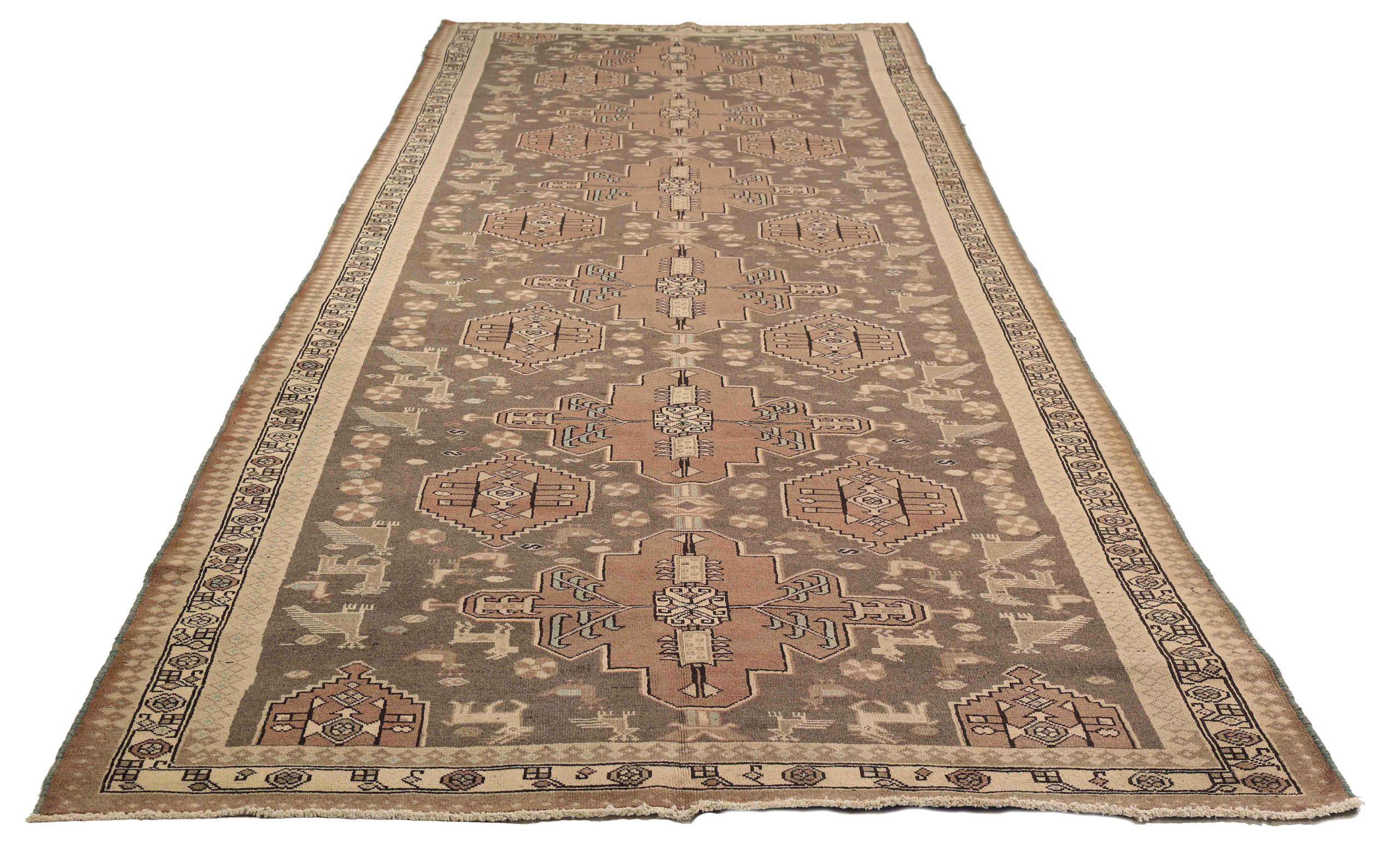 Entdecken Sie die Eleganz des persischen Malayers mit seinen um 1880 gefertigten Teppichen. Dieses exklusive Design, das mit viel Liebe zum Detail entworfen wurde, ist perfekt, um Ihren Raum zu verschönern.