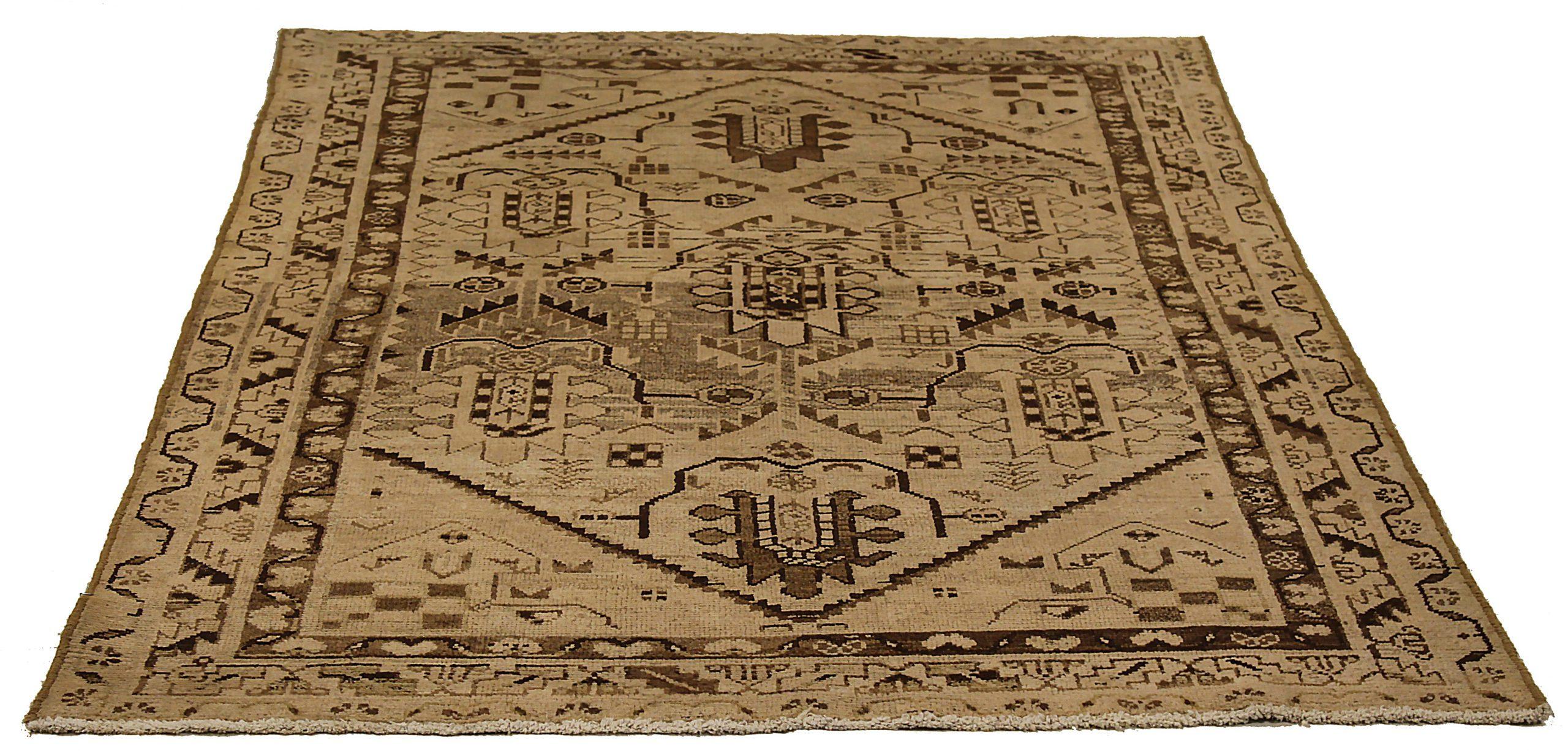 Entdecken Sie die Eleganz des persischen Malayers mit seinen um 1880 gefertigten Teppichen. Dieses exklusive Design, das mit viel Liebe zum Detail entworfen wurde, ist perfekt, um Ihren Raum zu verschönern.