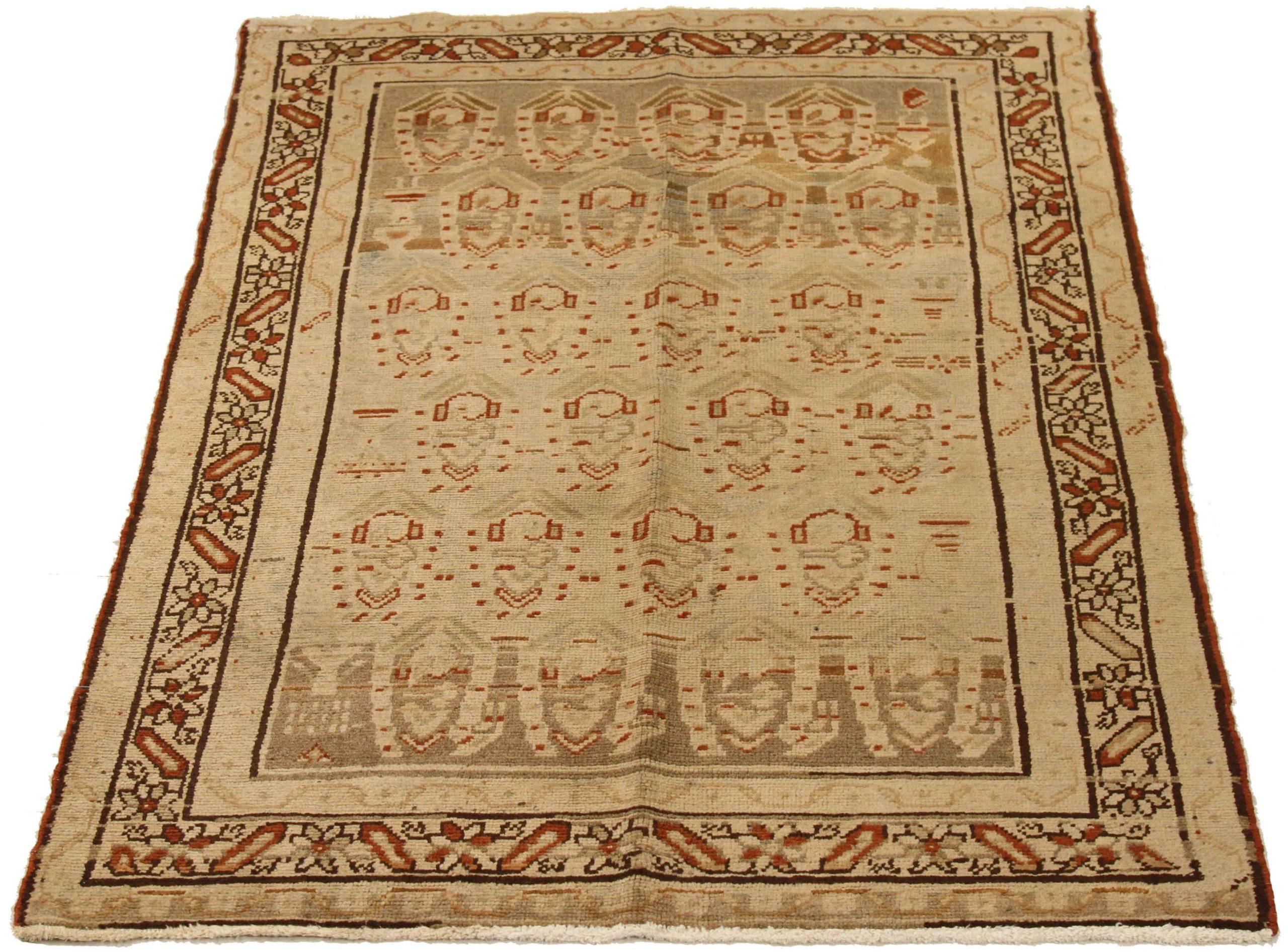 Entdecken Sie die Eleganz des persischen Malayers mit seinen um 1880 gefertigten Teppichen. Dieses exklusive Design, das mit viel Liebe zum Detail entworfen wurde, ist perfekt, um Ihren Raum zu verschönern.