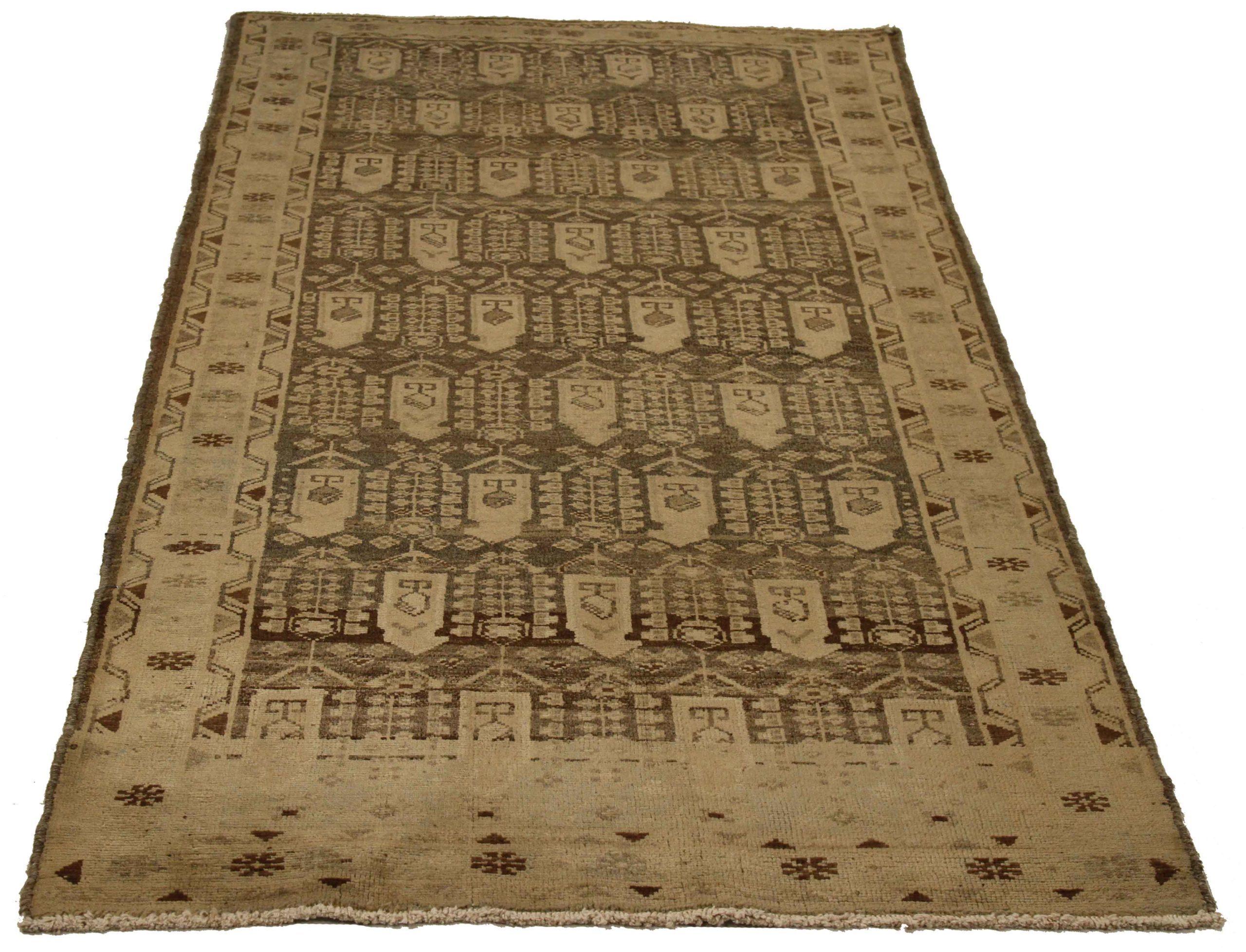 Découvrez l'élégance des tapis persans Malayer avec des tapis de zone datant de 1880. Conçu avec une attention méticuleuse aux détails, ce design exclusif est parfait pour mettre en valeur votre espace.