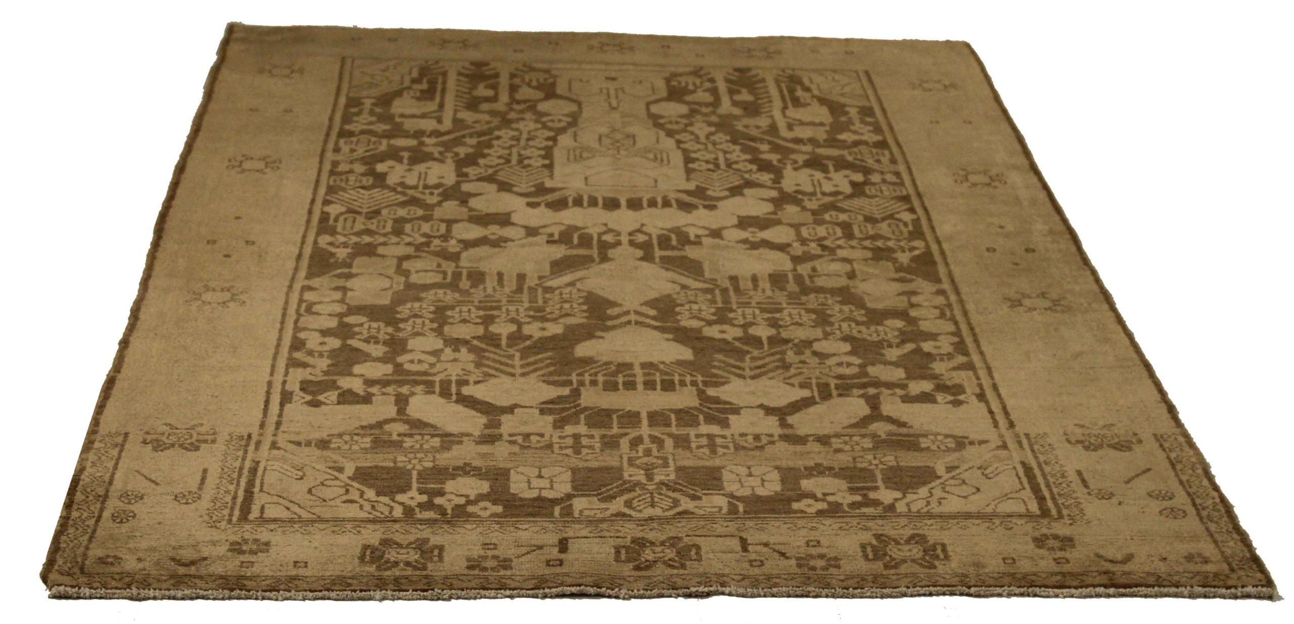 Scopri l'eleganza dei Malayer persiani con i tappeti d'area CIRCA 1880. Progettato con una meticolosa attenzione ai dettagli, questo design esclusivo è perfetto per valorizzare il tuo spazio.
