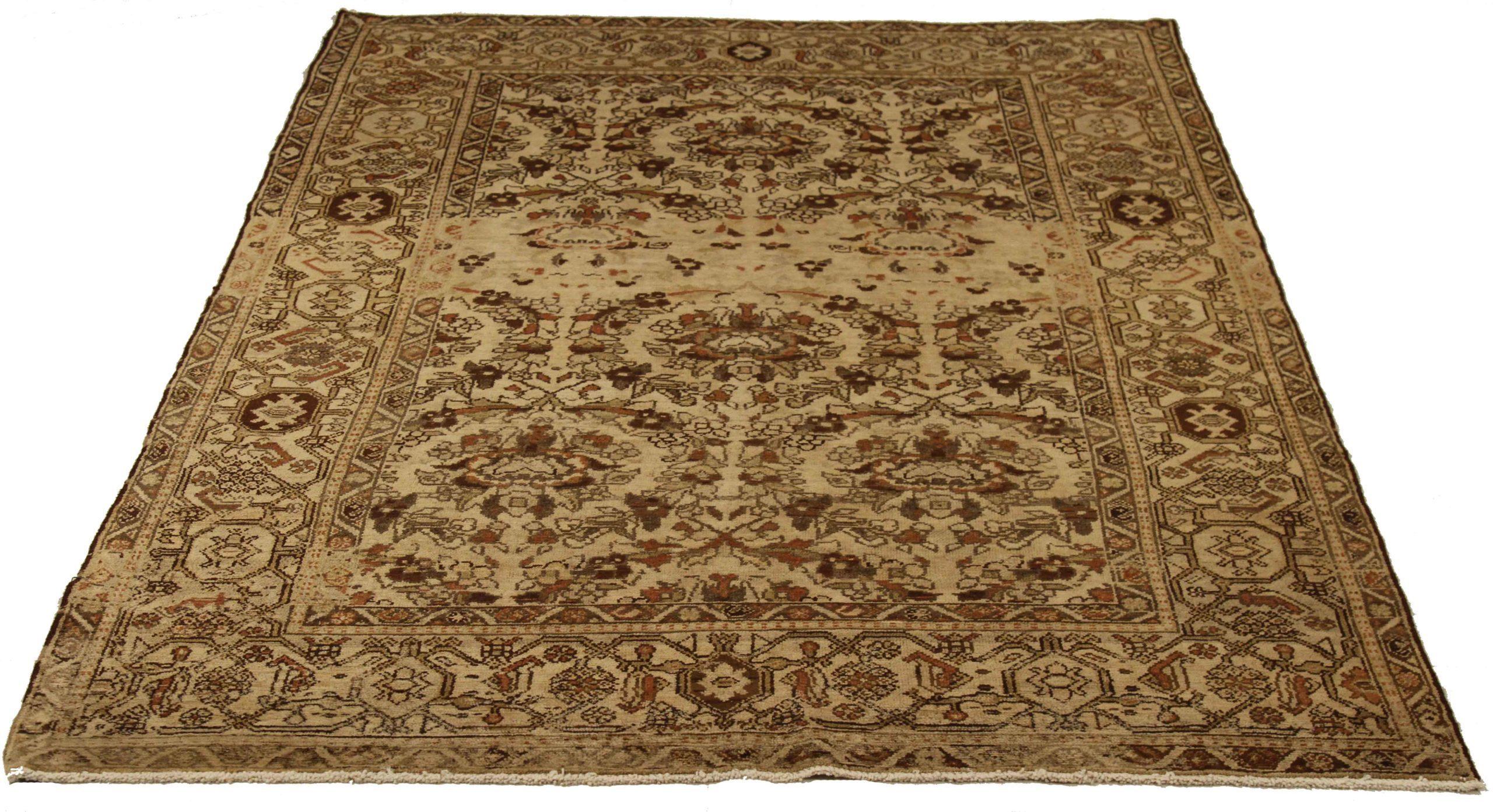 Découvrez l'élégance des tapis persans Malayer avec des tapis de zone datant de 1880. Conçu avec une attention méticuleuse aux détails, ce design exclusif est parfait pour mettre en valeur votre espace.