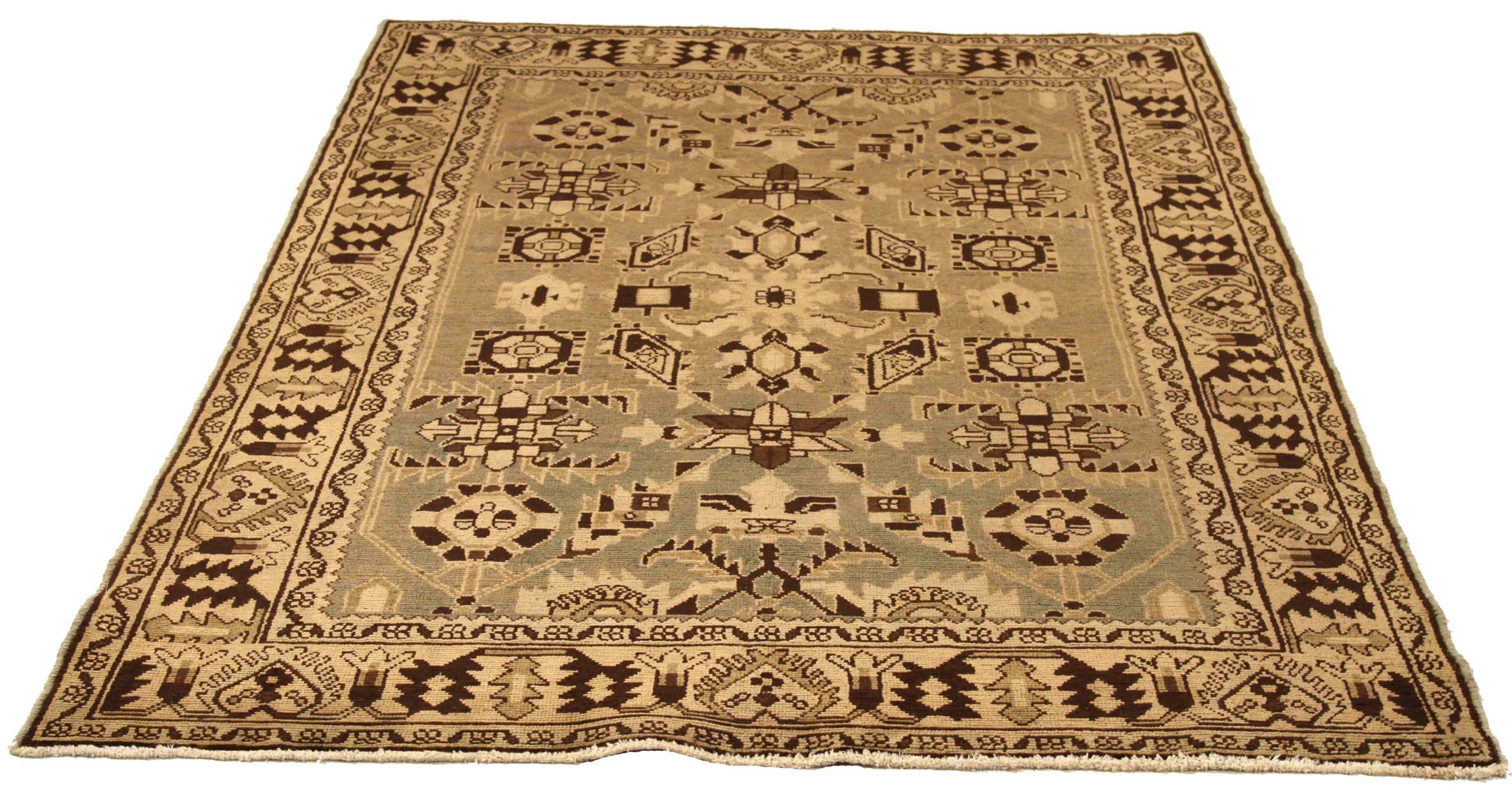 Découvrez l'élégance des tapis persans Malayer avec des tapis de zone datant de 1880. Conçu avec une attention méticuleuse aux détails, ce design exclusif est parfait pour mettre en valeur votre espace.