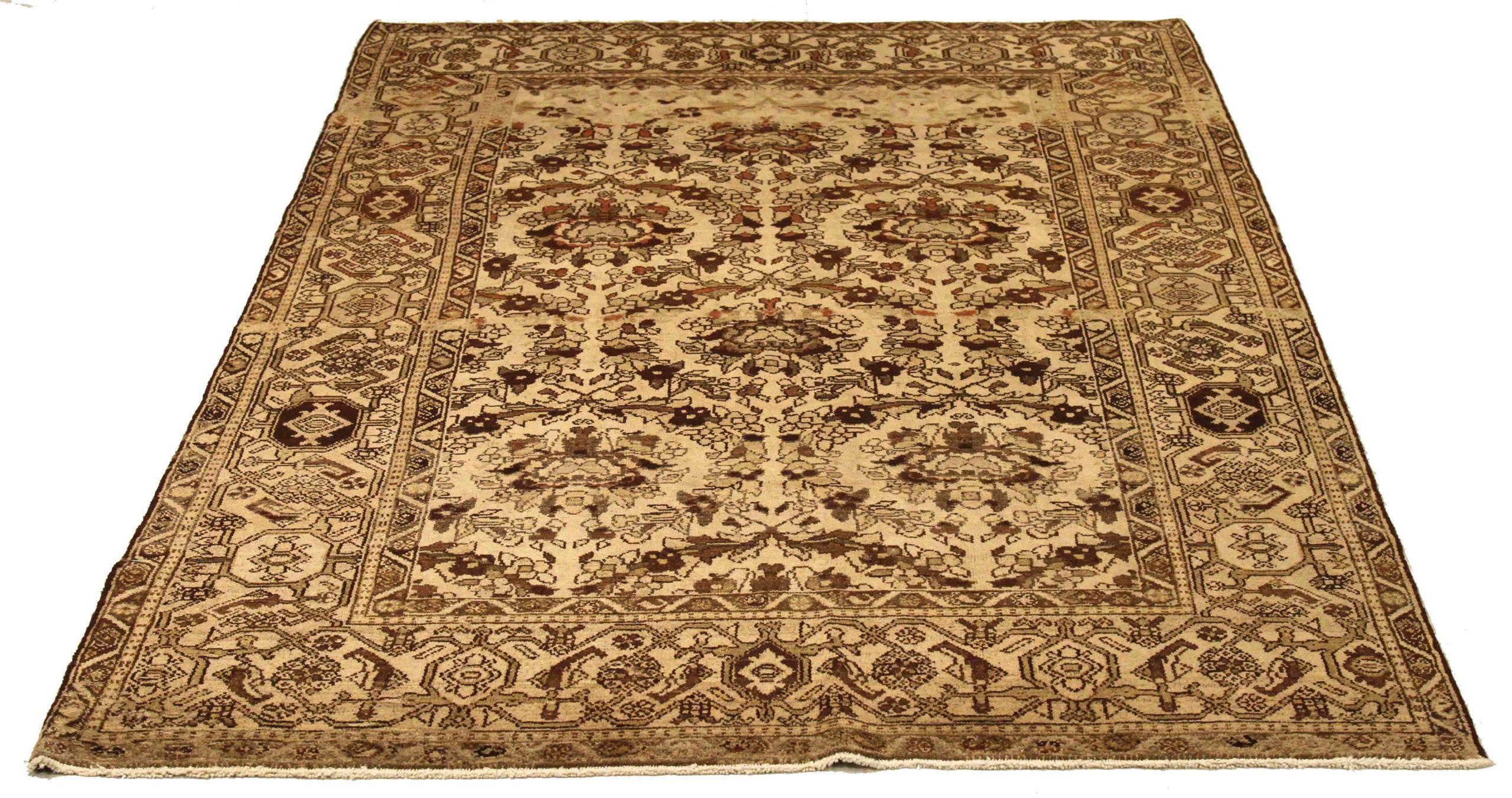Descubre la elegancia de las alfombras persas Malayer de Circa 1880. Diseñado con meticulosa atención al detalle, este diseño exclusivo es perfecto para realzar tu espacio.