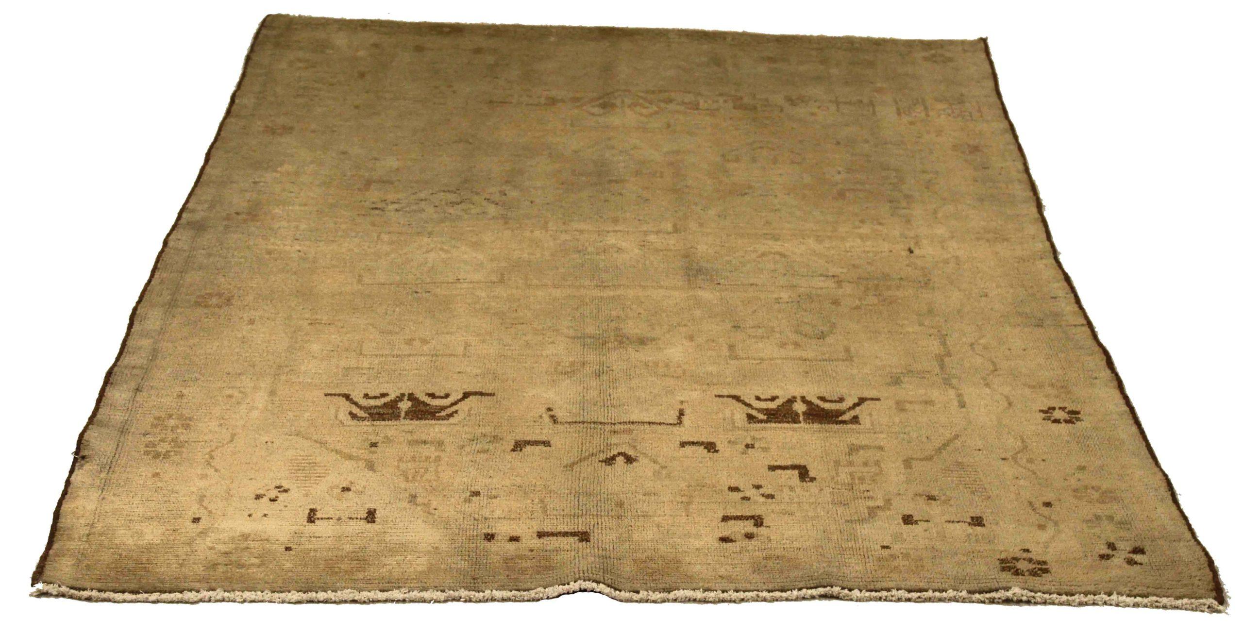 Scopri l'eleganza dei Malayer persiani con i tappeti d'area CIRCA 1880. Progettato con una meticolosa attenzione ai dettagli, questo design esclusivo è perfetto per valorizzare il tuo spazio.