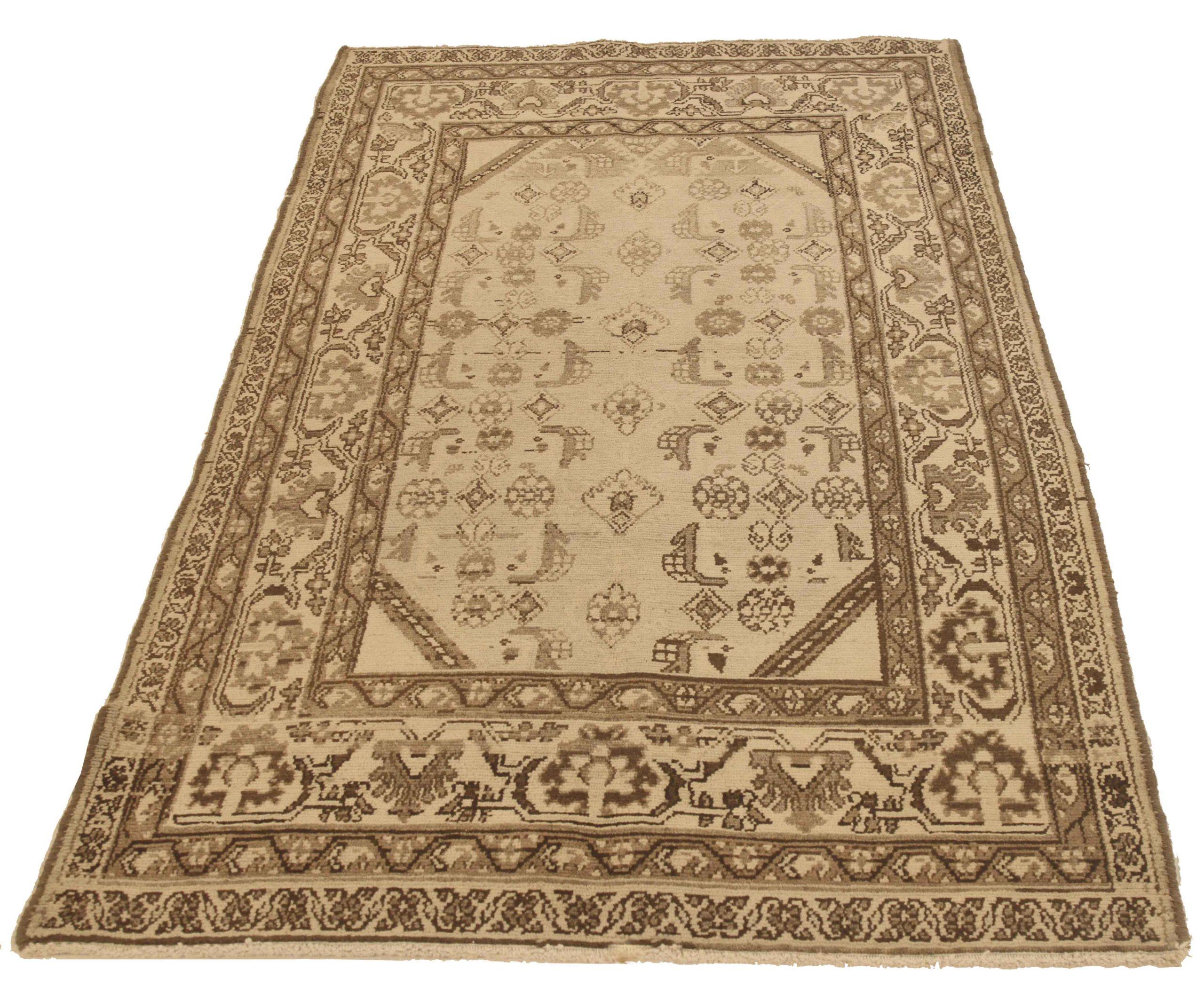 Scopri l'eleganza dei Malayer persiani con i tappeti d'area CIRCA 1880. Progettato con una meticolosa attenzione ai dettagli, questo design esclusivo è perfetto per valorizzare il tuo spazio.