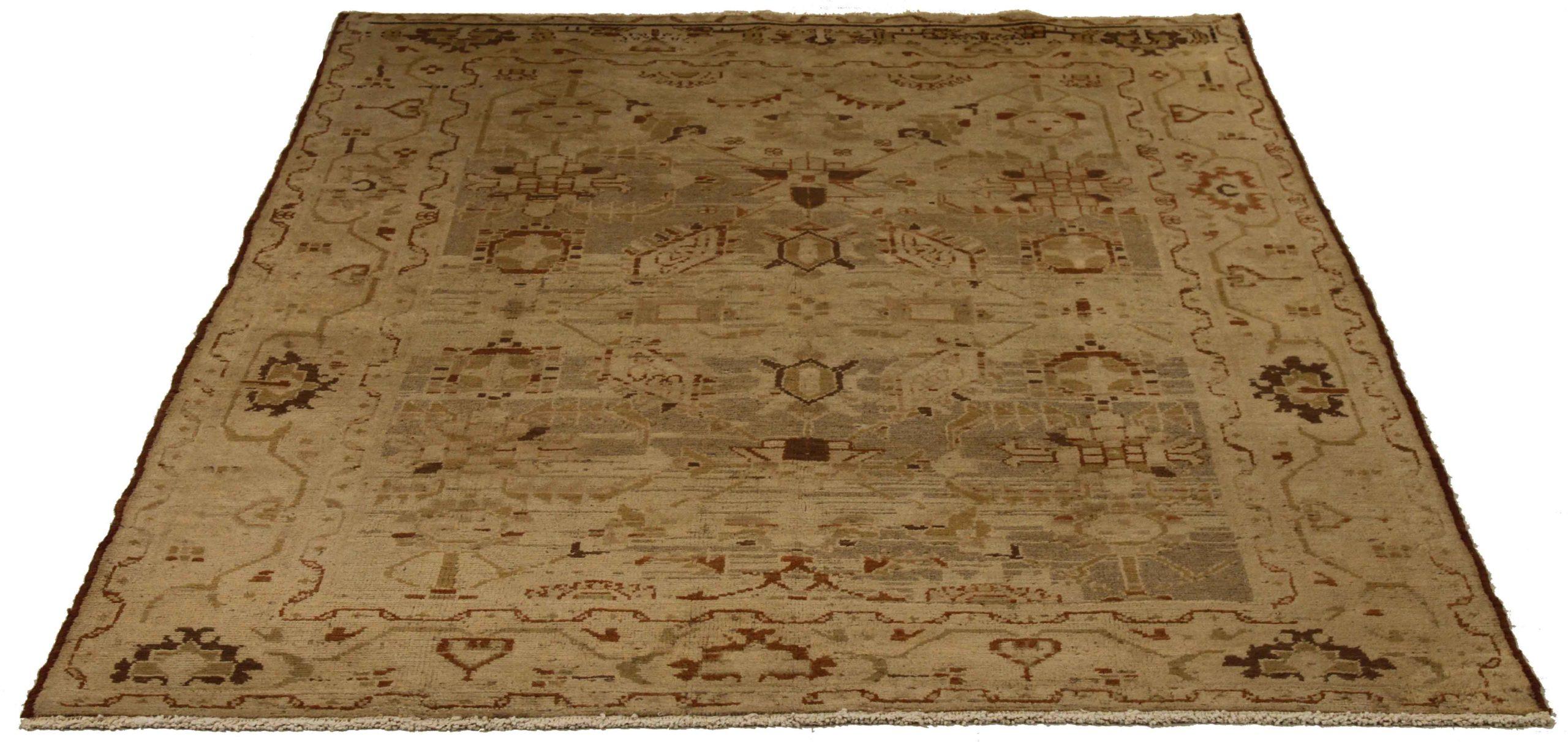 Découvrez l'élégance des tapis persans Malayer avec des tapis de zone datant de 1880. Conçu avec une attention méticuleuse aux détails, ce design exclusif est parfait pour mettre en valeur votre espace.