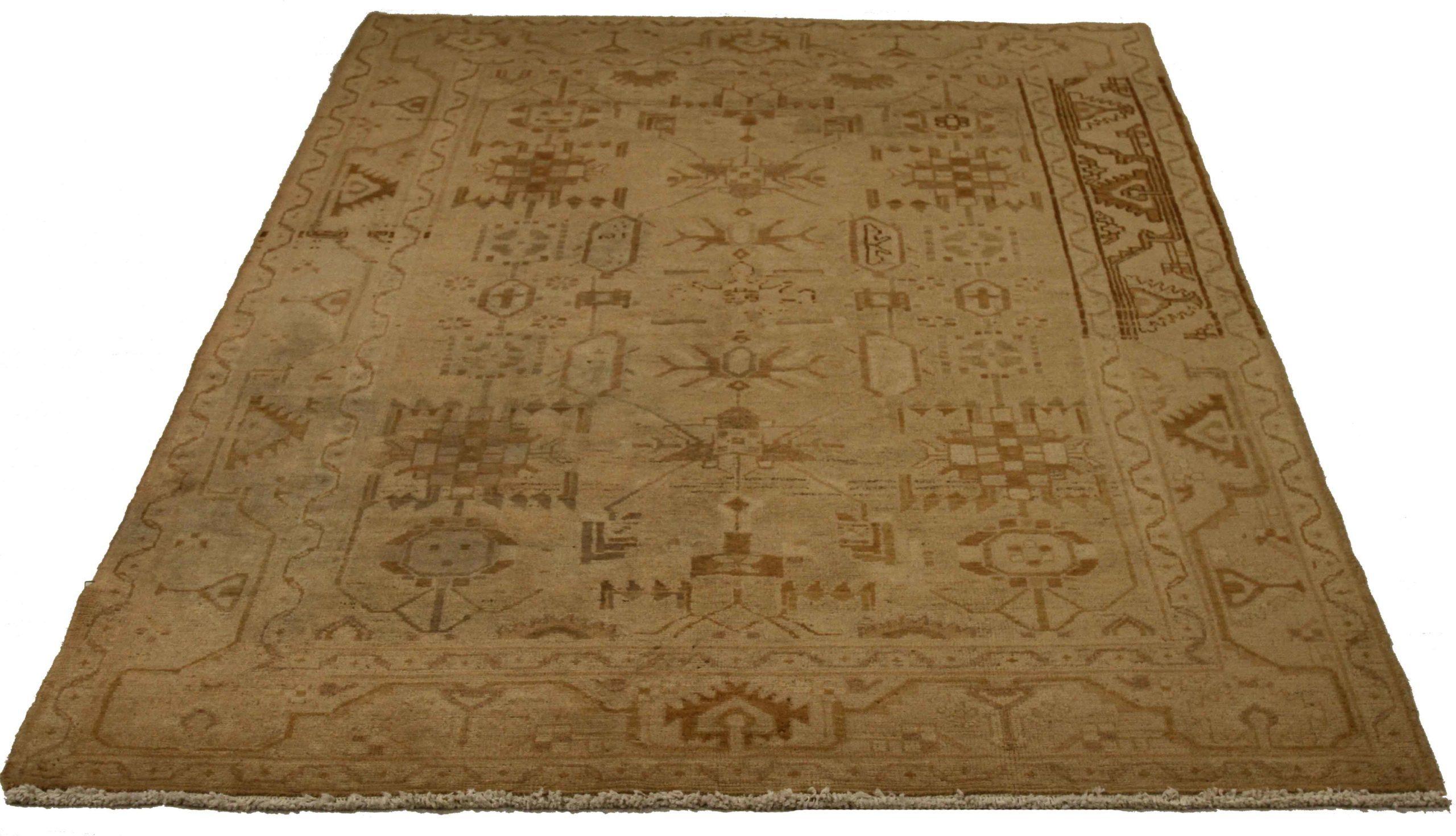 Entdecken Sie die Eleganz des persischen Malayers mit seinen um 1880 gefertigten Teppichen. Dieses exklusive Design, das mit viel Liebe zum Detail entworfen wurde, ist perfekt, um Ihren Raum zu verschönern.