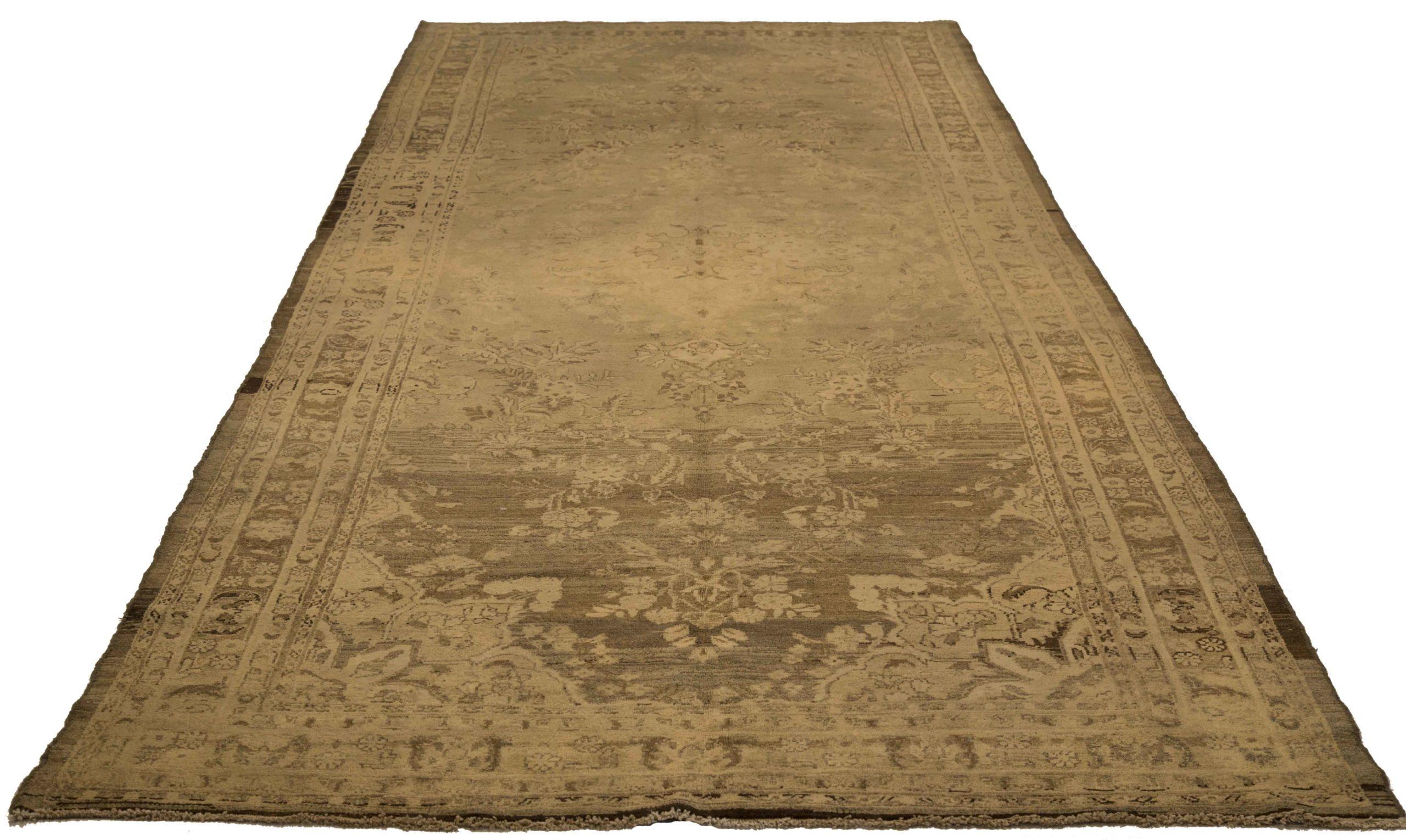 Scopri l'eleganza dei Malayer persiani con i tappeti d'area CIRCA 1880. Progettato con una meticolosa attenzione ai dettagli, questo design esclusivo è perfetto per valorizzare il tuo spazio.