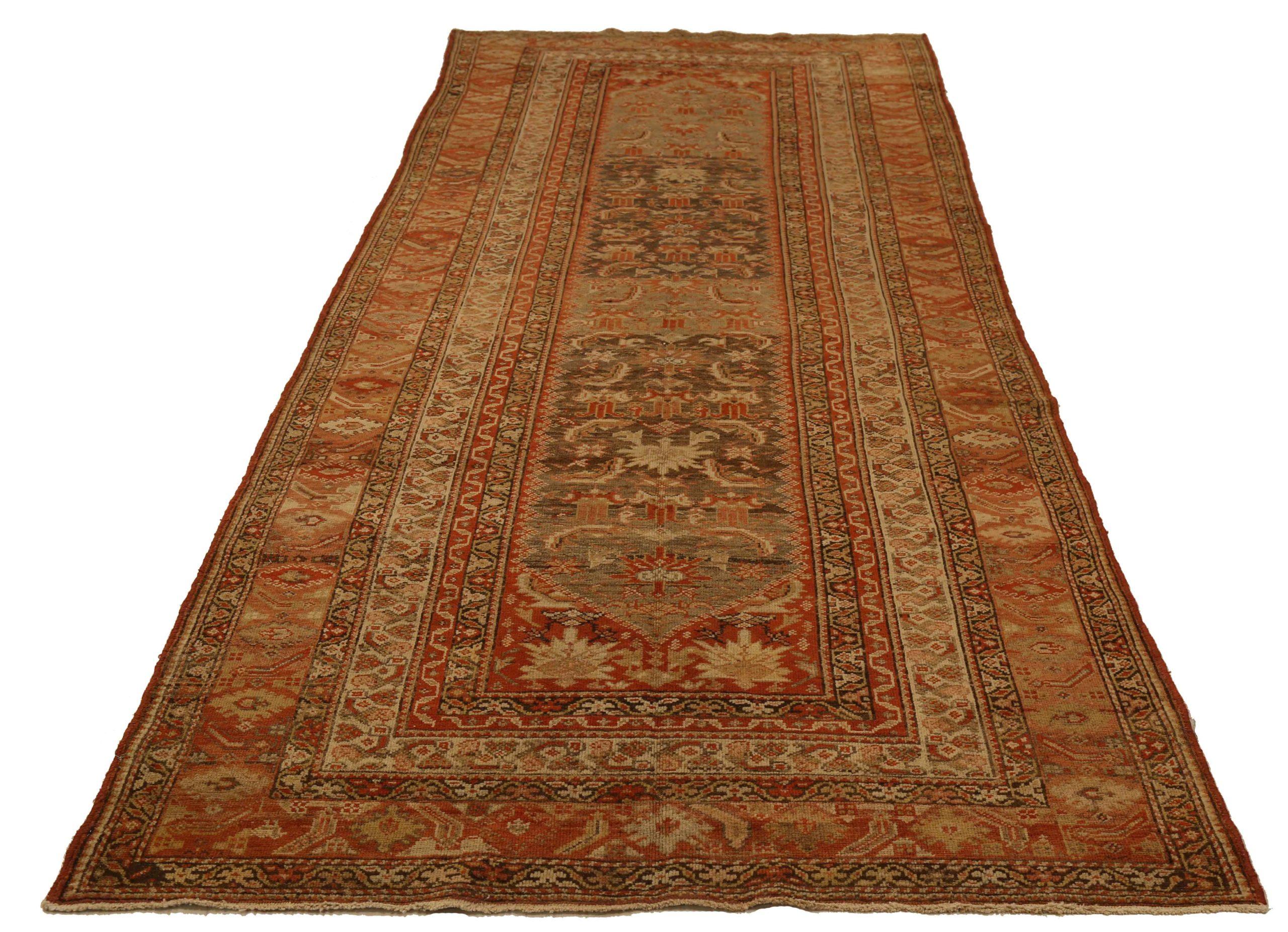 Scopri l'eleganza dei Malayer persiani con i tappeti d'area CIRCA 1880. Progettato con una meticolosa attenzione ai dettagli, questo design esclusivo è perfetto per valorizzare il tuo spazio.