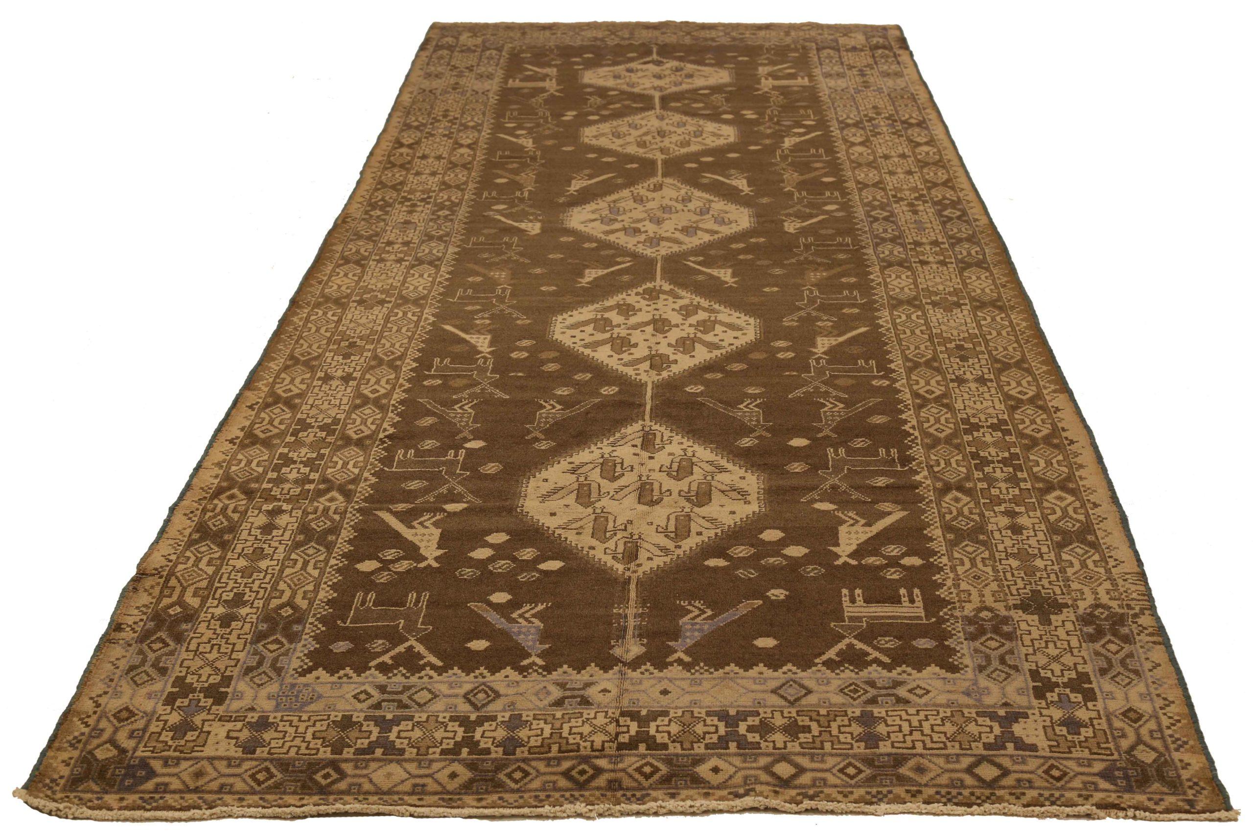 Entdecken Sie die Eleganz des persischen Malayers mit seinen um 1880 gefertigten Teppichen. Dieses exklusive Design, das mit viel Liebe zum Detail entworfen wurde, ist perfekt, um Ihren Raum zu verschönern.