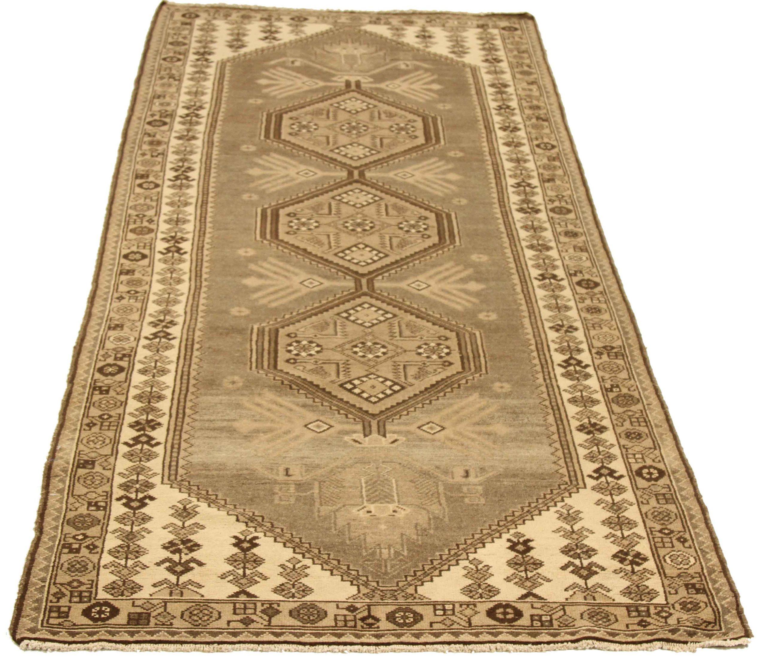 Scopri l'eleganza dei Malayer persiani con i tappeti d'area CIRCA 1880. Progettato con una meticolosa attenzione ai dettagli, questo design esclusivo è perfetto per valorizzare il tuo spazio.