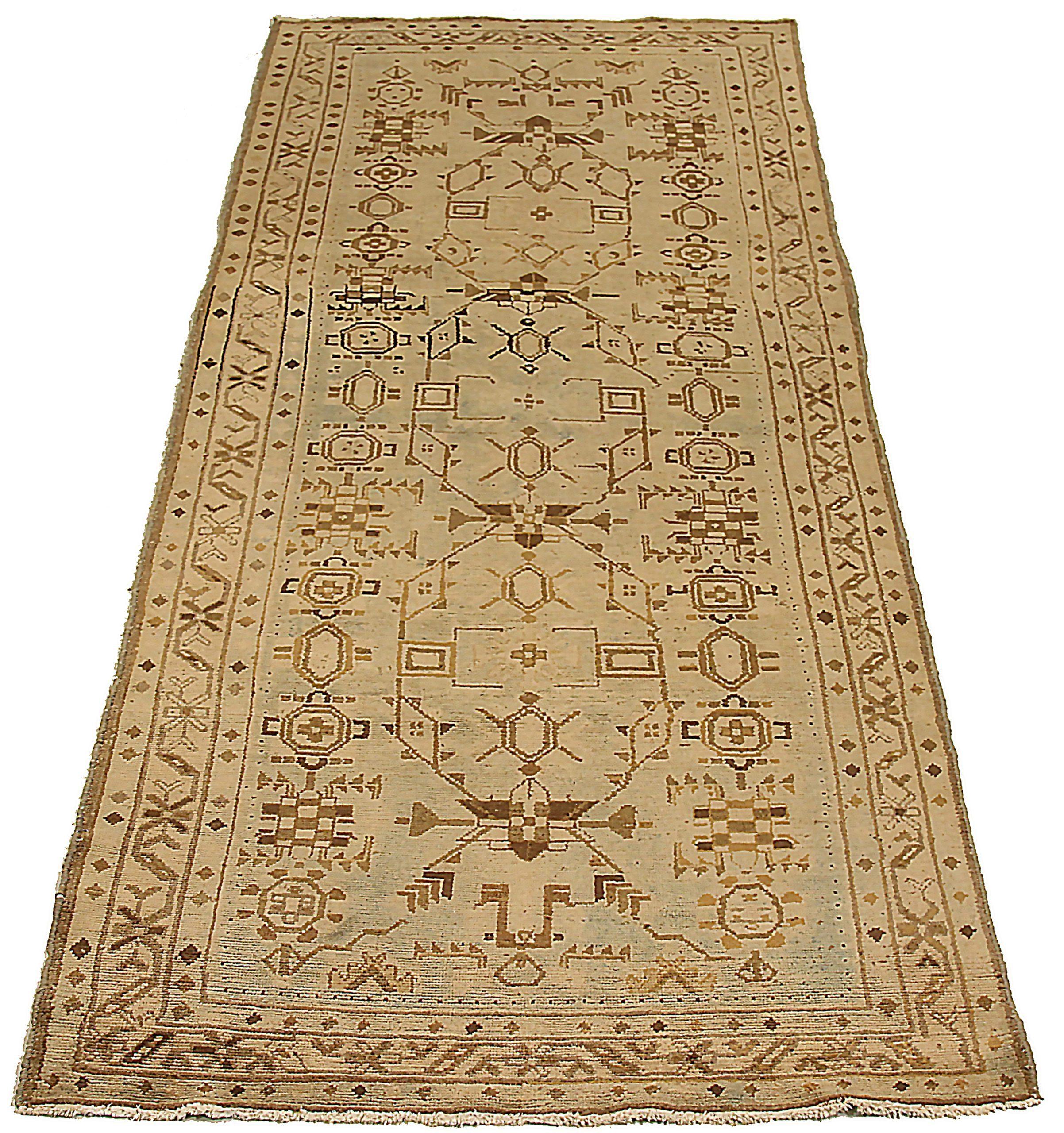 Scopri l'eleganza dei Malayer persiani con i tappeti d'area CIRCA 1880. Progettato con una meticolosa attenzione ai dettagli, questo design esclusivo è perfetto per valorizzare il tuo spazio.