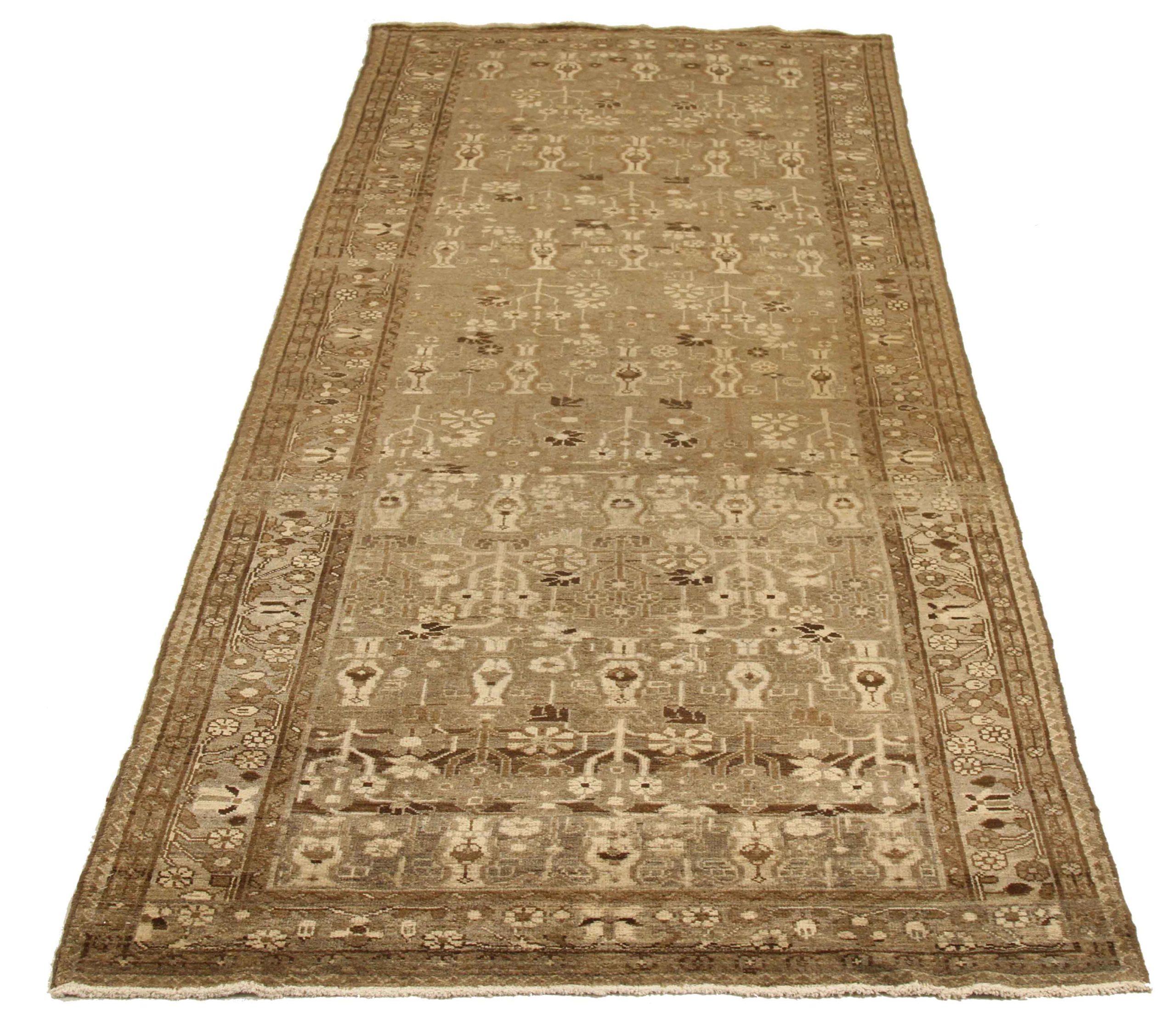 Découvrez l'élégance des tapis persans Malayer avec des tapis de zone datant de 1880. Conçu avec une attention méticuleuse aux détails, ce design exclusif est parfait pour mettre en valeur votre espace.