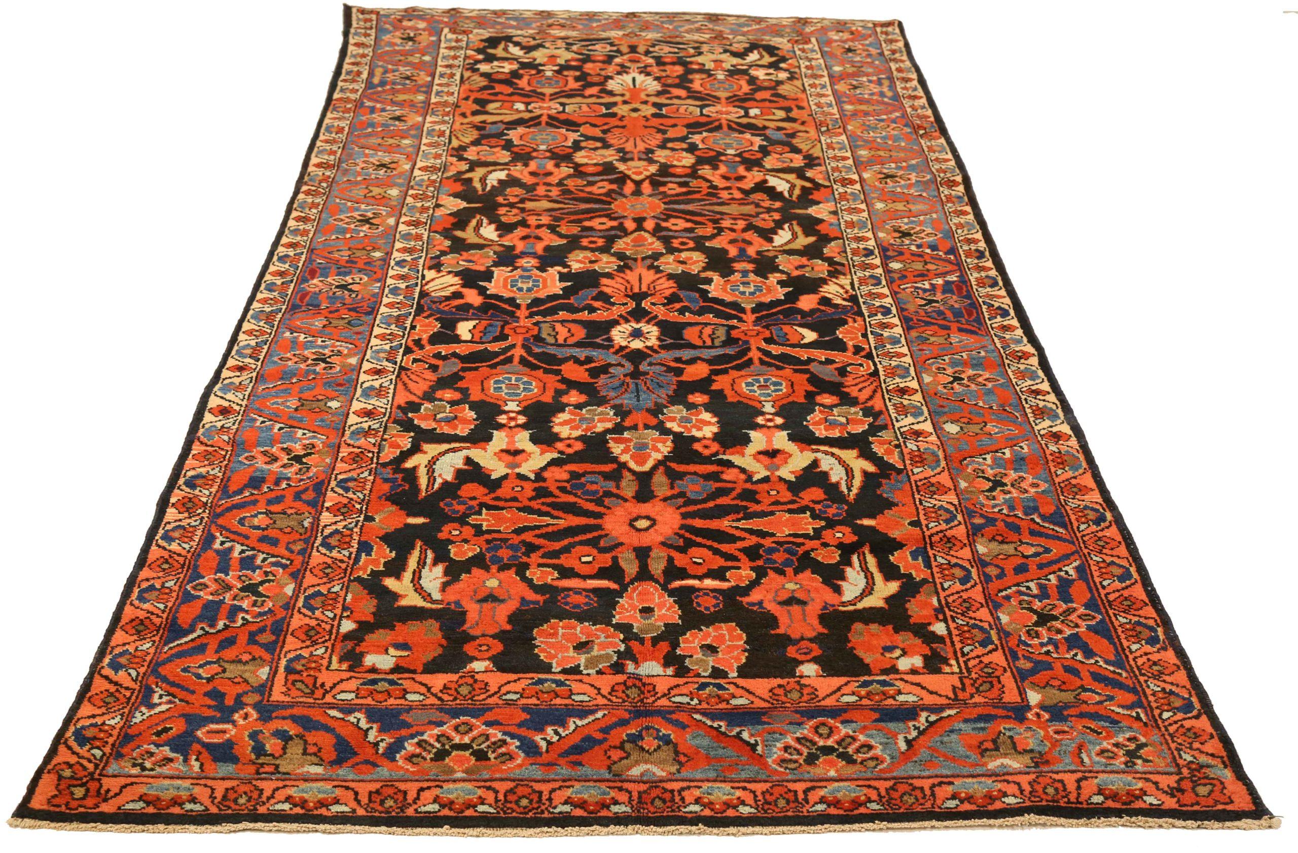 Entdecken Sie die Eleganz des persischen Malayers mit seinen um 1880 gefertigten Teppichen. Dieses exklusive Design, das mit viel Liebe zum Detail entworfen wurde, ist perfekt, um Ihren Raum zu verschönern.