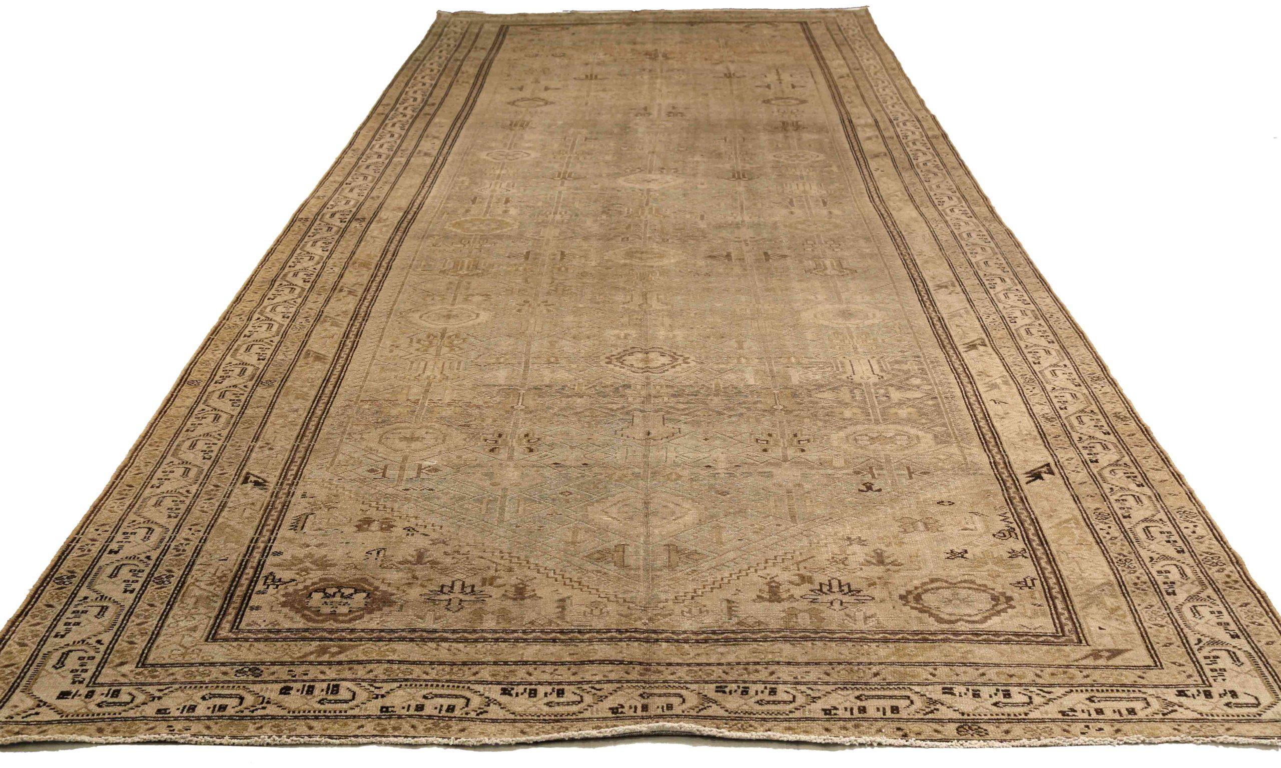 Scopri l'eleganza dei Malayer persiani con i tappeti d'area CIRCA 1880. Progettato con una meticolosa attenzione ai dettagli, questo design esclusivo è perfetto per valorizzare il tuo spazio.