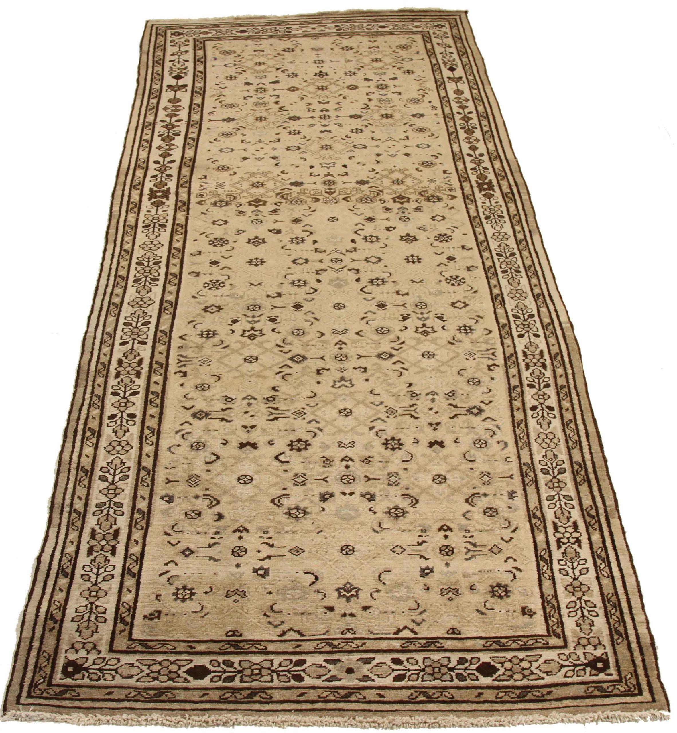Entdecken Sie die Eleganz des persischen Malayers mit seinen um 1880 gefertigten Teppichen. Dieses exklusive Design, das mit viel Liebe zum Detail entworfen wurde, ist perfekt, um Ihren Raum zu verschönern.