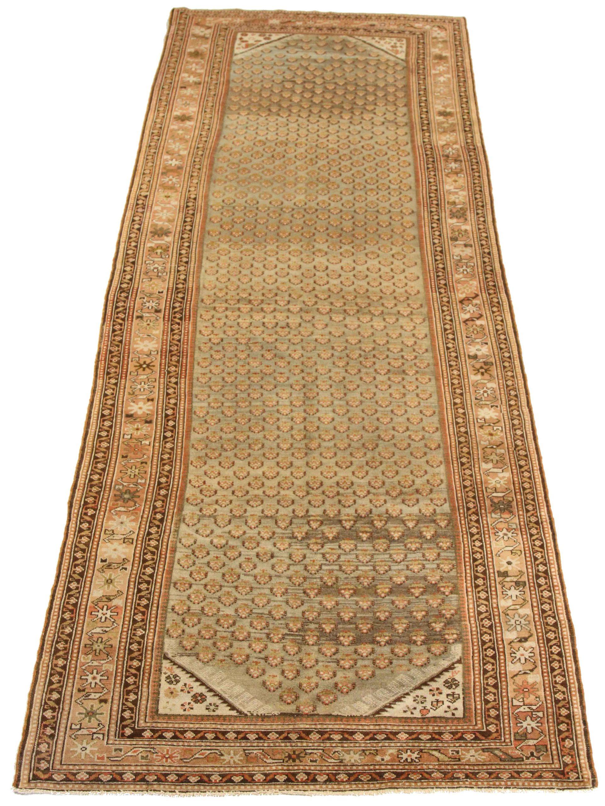Découvrez l'élégance des tapis persans Malayer avec des tapis de zone datant de 1880. Conçu avec une attention méticuleuse aux détails, ce design exclusif est parfait pour mettre en valeur votre espace.