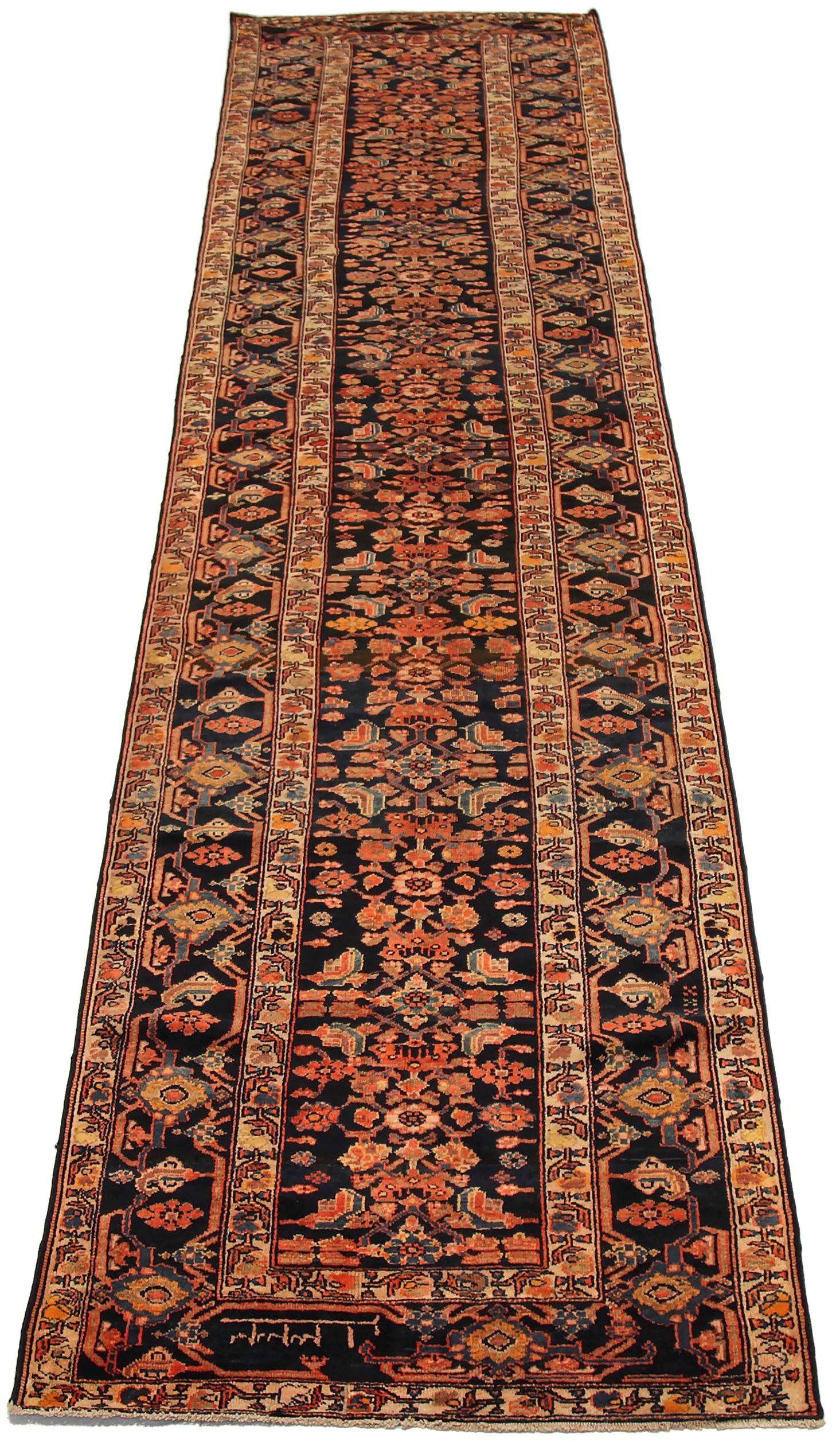 Découvrez l'élégance des tapis persans Malayer avec des tapis de zone datant de 1880. Conçu avec Wool et BlackRedYellow, ce design exclusif est parfait pour mettre en valeur votre espace.