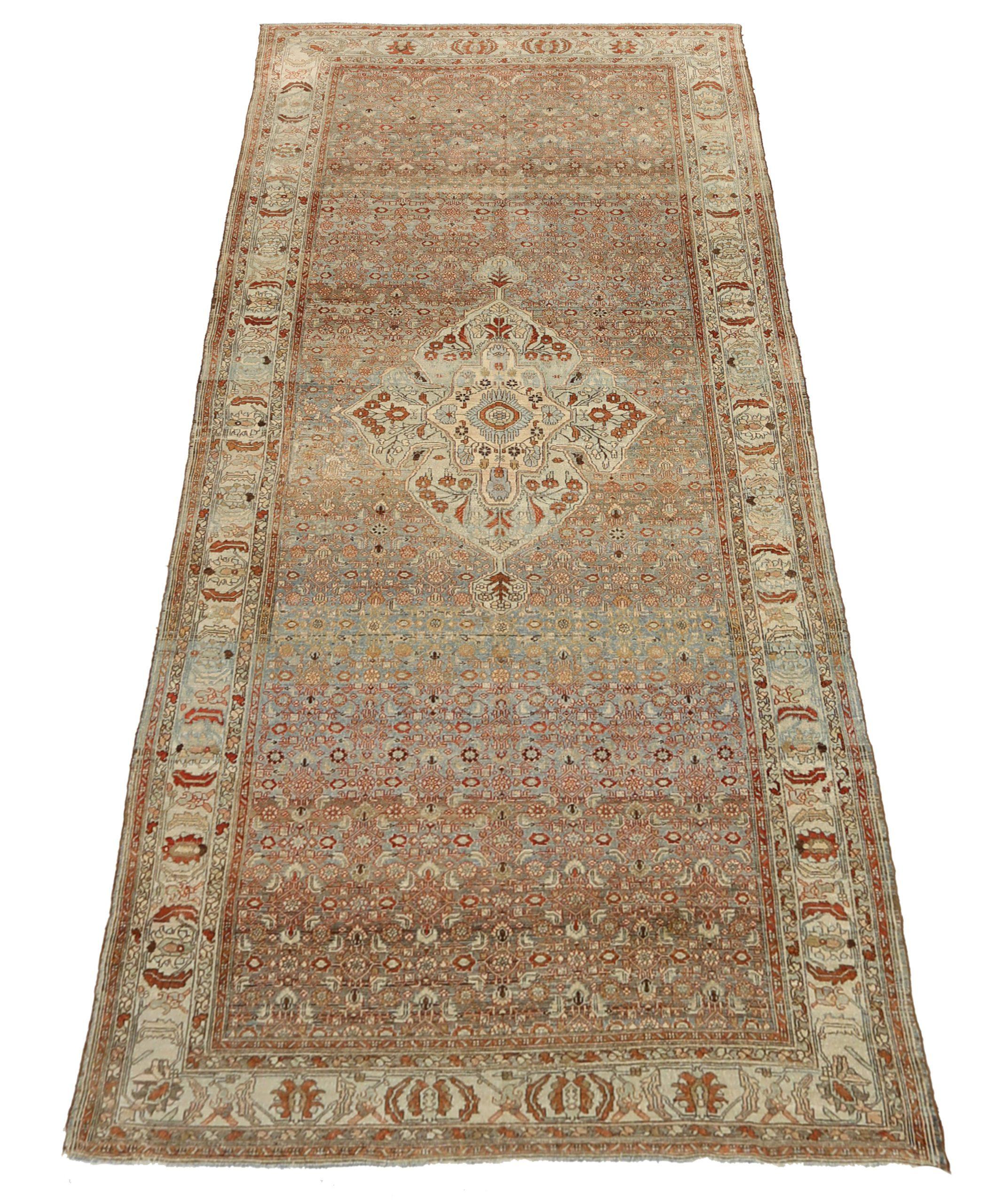 Entdecken Sie die Eleganz des persischen Malayers mit seinen um 1880 gefertigten Teppichen. Dieses exklusive Design aus Wolle und Blau-Elfenbein-Rot ist perfekt, um Ihren Raum zu verschönern.